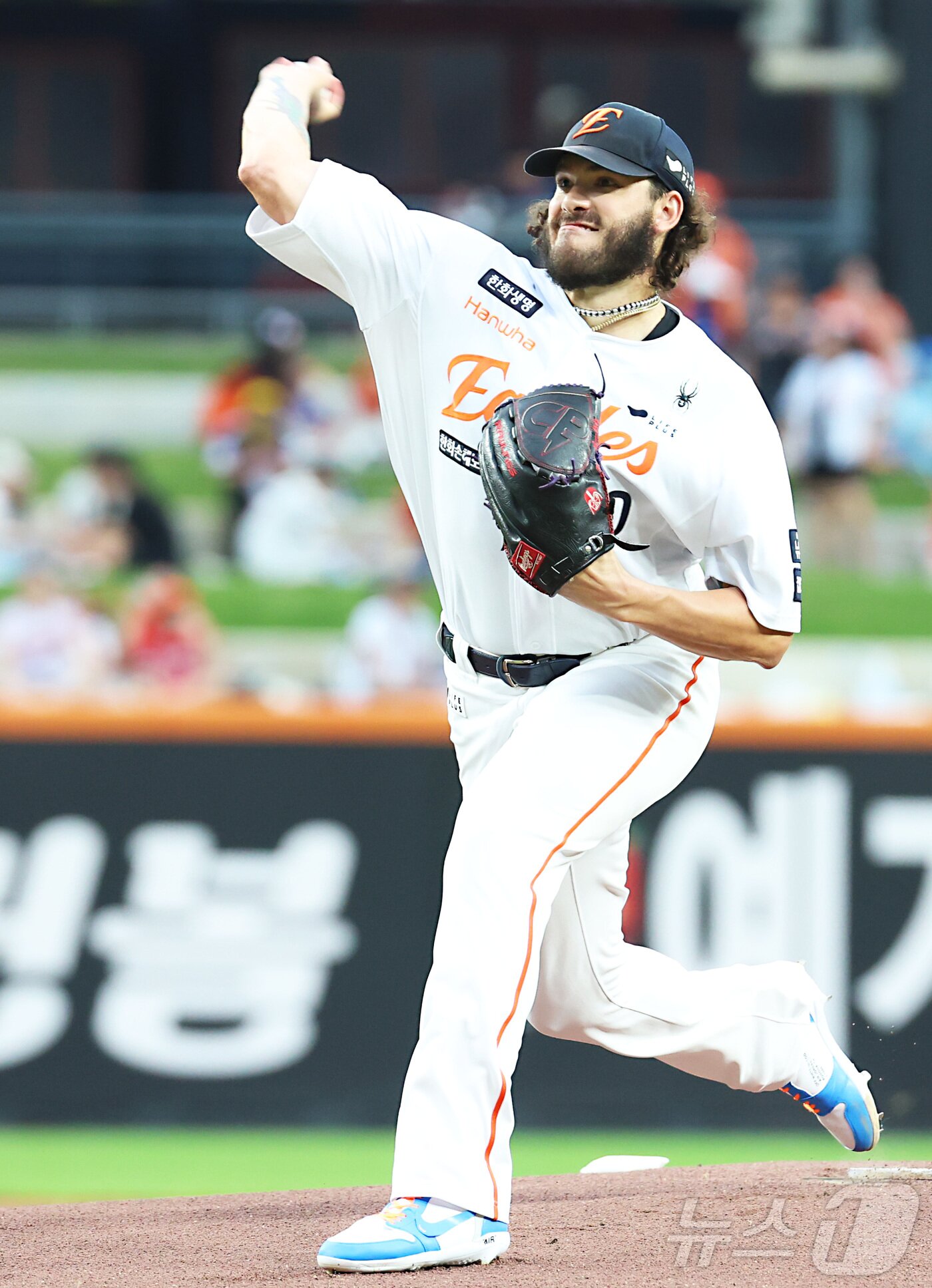 본문 이미지 - 12일 대전 한화생명볼파크에서 열린 프로야구 &#39;2025 신한 SOL 뱅크 KBO리그&#39; 한화이글스 대 롯데자이언츠 경기에서 한화 선발 폰세가 투구하고 있다. 2025.8.12/뉴스1 ⓒ News1 김기남 기자