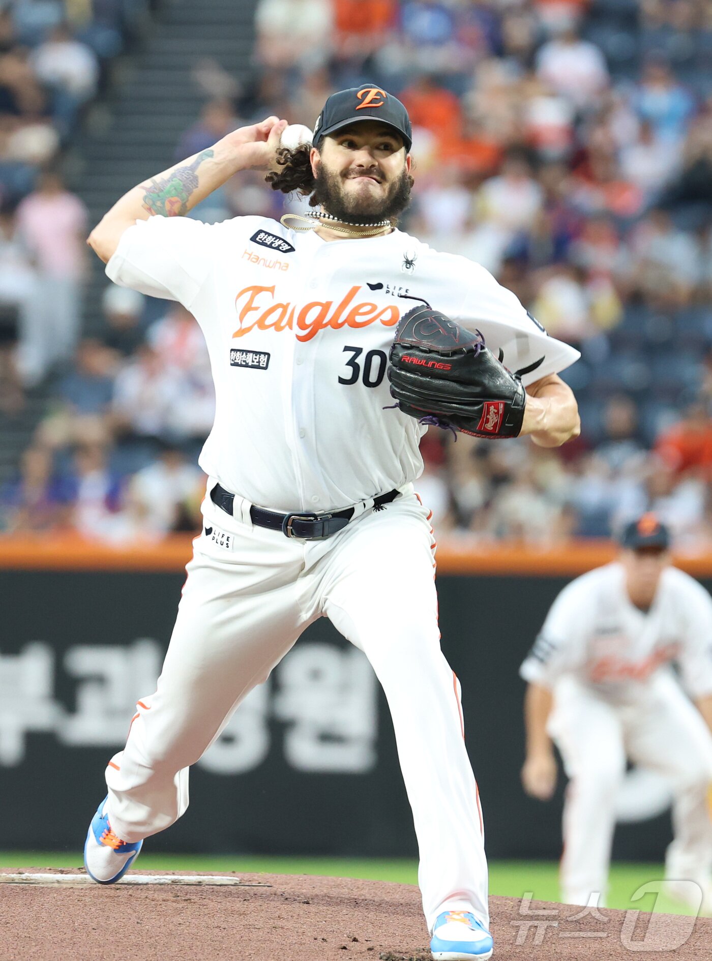 본문 이미지 - 12일 대전 한화생명볼파크에서 열린 프로야구 &#39;2025 신한 SOL 뱅크 KBO리그&#39; 한화이글스 대 롯데자이언츠 경기에서 한화 선발 폰세가 투구하고 있다. 2025.8.12/뉴스1 ⓒ News1 김기남 기자