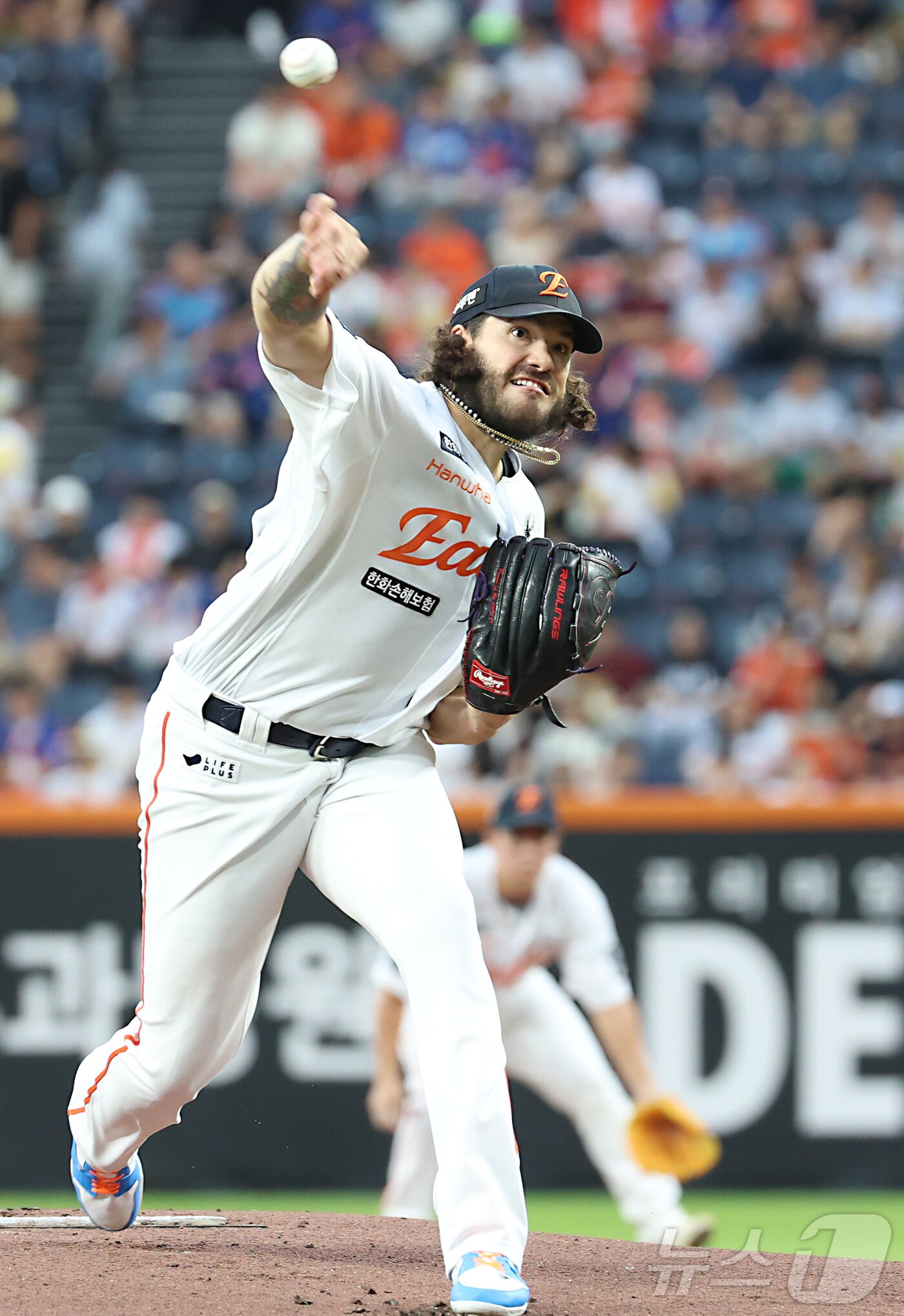 본문 이미지 - 12일 대전 한화생명볼파크에서 열린 프로야구 &#39;2025 신한 SOL 뱅크 KBO리그&#39; 한화이글스 대 롯데자이언츠 경기에서 한화 선발 폰세가 투구하고 있다. 2025.8.12/뉴스1 ⓒ News1 김기남 기자