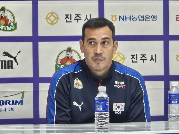 모랄레스 여자배구 감독 "강팀과 대결할 때 압박감 극복할 것"