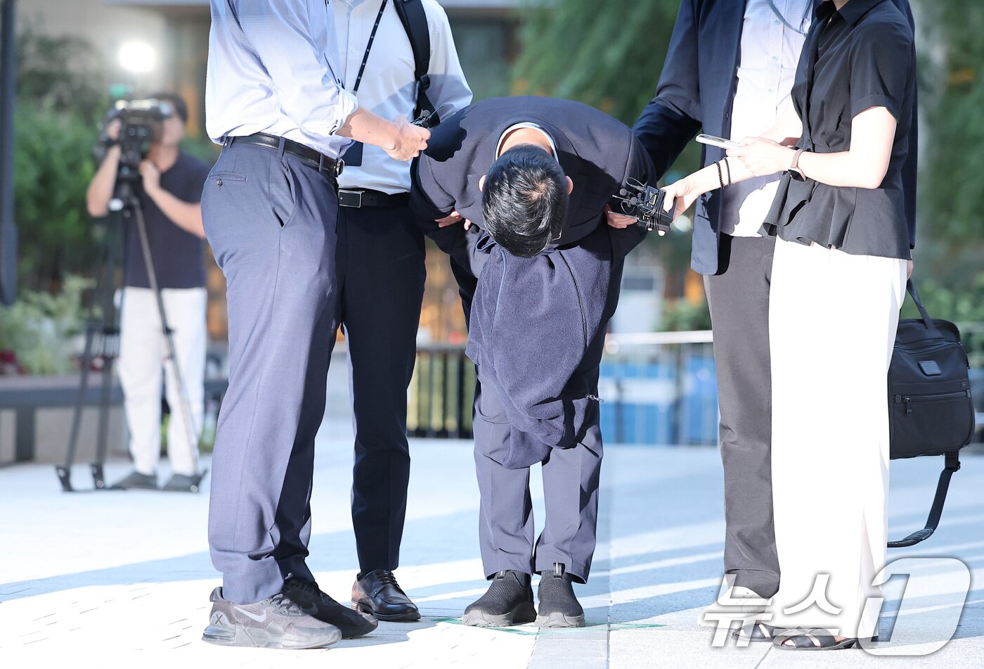본문 이미지 - 김건희 여사 일가의 &#39;집사&#39;로 알려진 김예성 씨가 12일 서울 종로구에 마련된 김건희 특검팀&#40;특별검사 민중기&#41; 사무실로 조사를 받기 위해 출석하며 고개숙여 사과하고 있다. 2025.8.12/뉴스1 ⓒ News1 김성진 기자