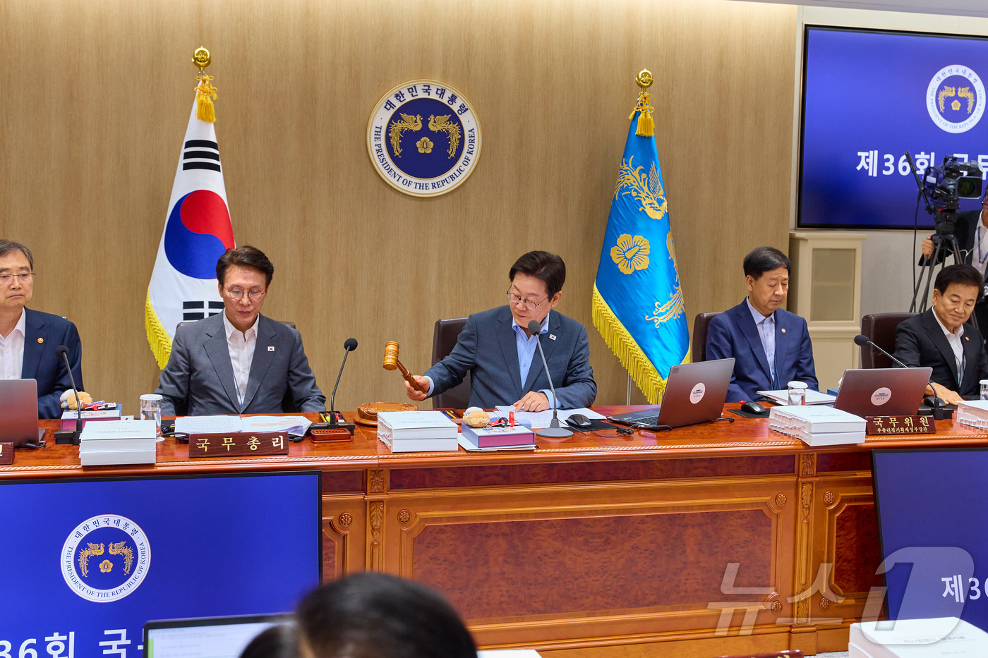 (서울=뉴스1) 이재명 기자 = 이재명 대통령이 12일 서울 용산 대통령실 청사에서 열린 국무회의에서 의사봉을 두드리고 있다. (대통령실 제공. 재판매 및 DB금지) 2025.8. …