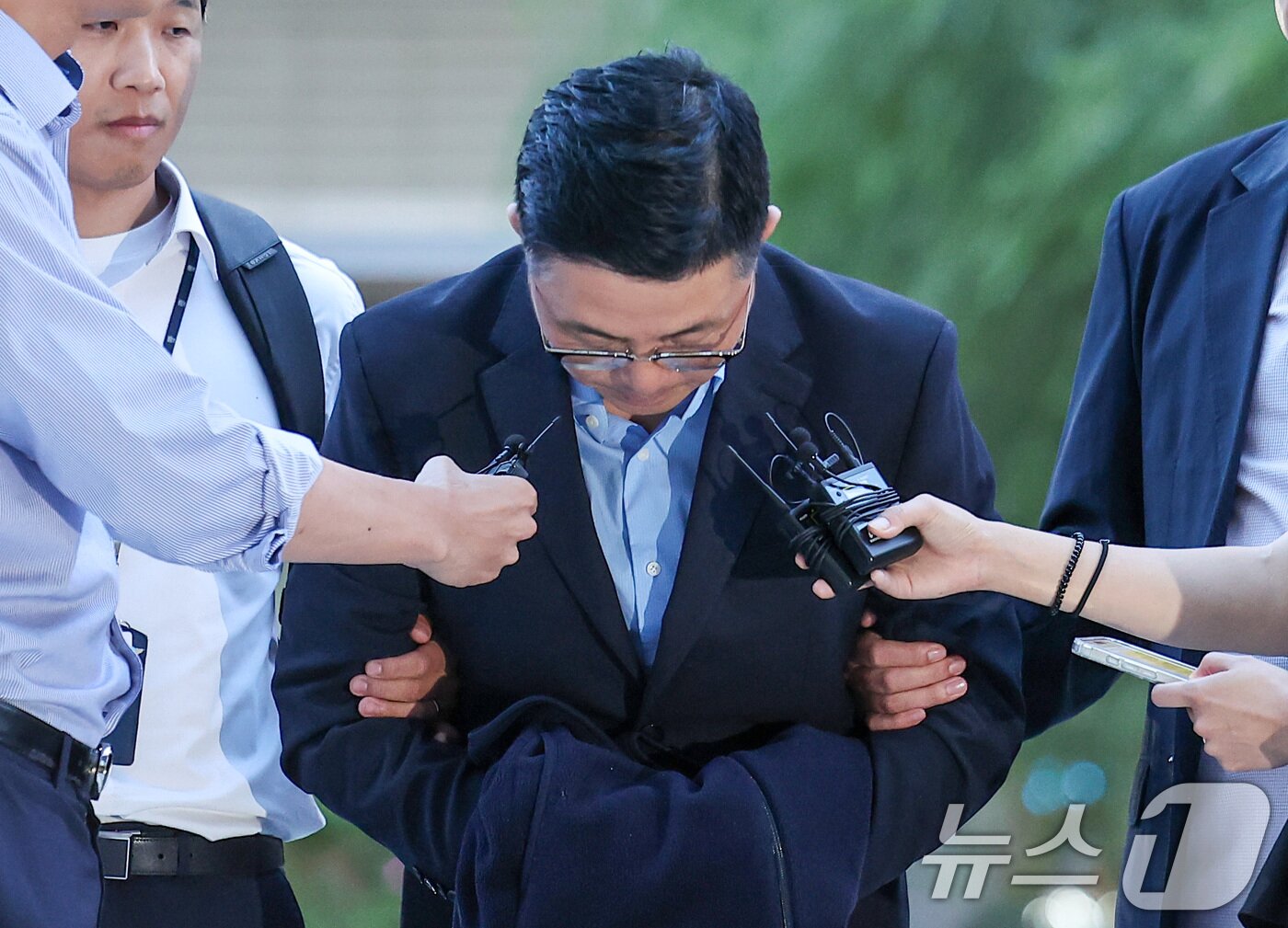 본문 이미지 - 김건희 여사 일가의 &#39;집사&#39;로 알려진 김예성 씨가 12일 서울 종로구에 마련된 김건희 특검팀&#40;특별검사 민중기&#41; 사무실로 조사를 받기 위해 출석하며 고개 숙여 사과하고 있다. 2025.8.12/뉴스1 ⓒ News1 김성진 기자