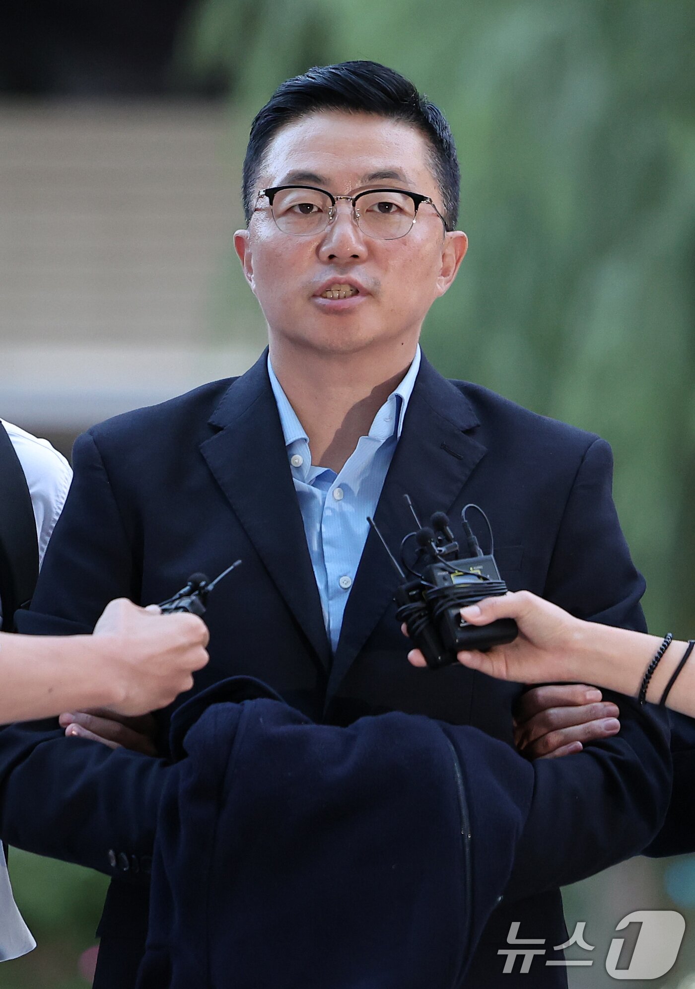 본문 이미지 - 김건희 여사 일가의 &#39;집사&#39;로 알려진 김예성 씨가 12일 서울 종로구에 마련된 김건희 특검팀&#40;특별검사 민중기&#41; 사무실로 조사를 받기 위해 출석하며 입장을 밝히고 있다. 2025.8.12/뉴스1 ⓒ News1 김성진 기자