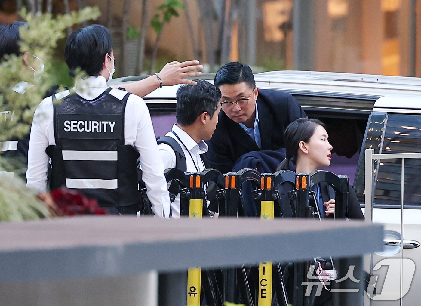 본문 이미지 - 김건희 여사 일가의 &#39;집사&#39;로 알려진 김예성 씨가 12일 서울 종로구에 마련된 김건희 특검팀&#40;특별검사 민중기&#41; 사무실로 조사를 받기 위해 출석하고 있다. 2025.8.12/뉴스1 ⓒ News1 김성진 기자