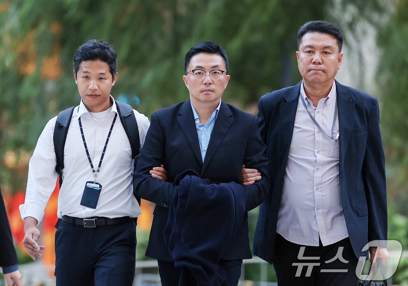 본문 이미지 - 김건희 여사 일가의 &#39;집사&#39;로 알려진 김예성 씨가 12일 서울 종로구에 마련된 김건희 특검팀&#40;특별검사 민중기&#41; 사무실로 조사를 받기 위해 출석하고 있다. 2025.8.12/뉴스1 ⓒ News1 김성진 기자