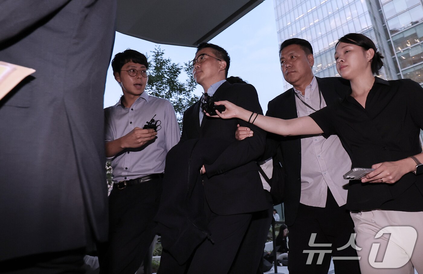 본문 이미지 - 김건희 여사 일가의 &#39;집사&#39;로 알려진 김예성 씨가 12일 인천국제공항에서 체포돼 서울 종로구에 마련된 김건희 특검팀&#40;특별검사 민중기&#41; 사무실로 조사를 받기 위해 출석하고 있다. 2025.8.12/뉴스1 ⓒ News1 김성진 기자