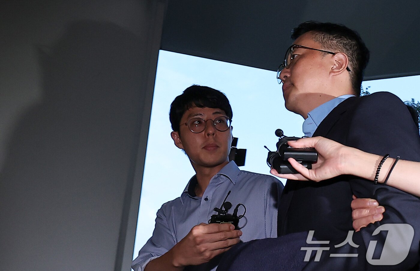 본문 이미지 - 김건희 여사 일가의 &#39;집사&#39;로 알려진 김예성 씨가 12일 인천국제공항에서 체포돼 서울 종로구에 마련된 김건희 특검팀&#40;특별검사 민중기&#41; 사무실로 조사를 받기 위해 출석하고 있다. 2025.8.12/뉴스1 ⓒ News1 김성진 기자