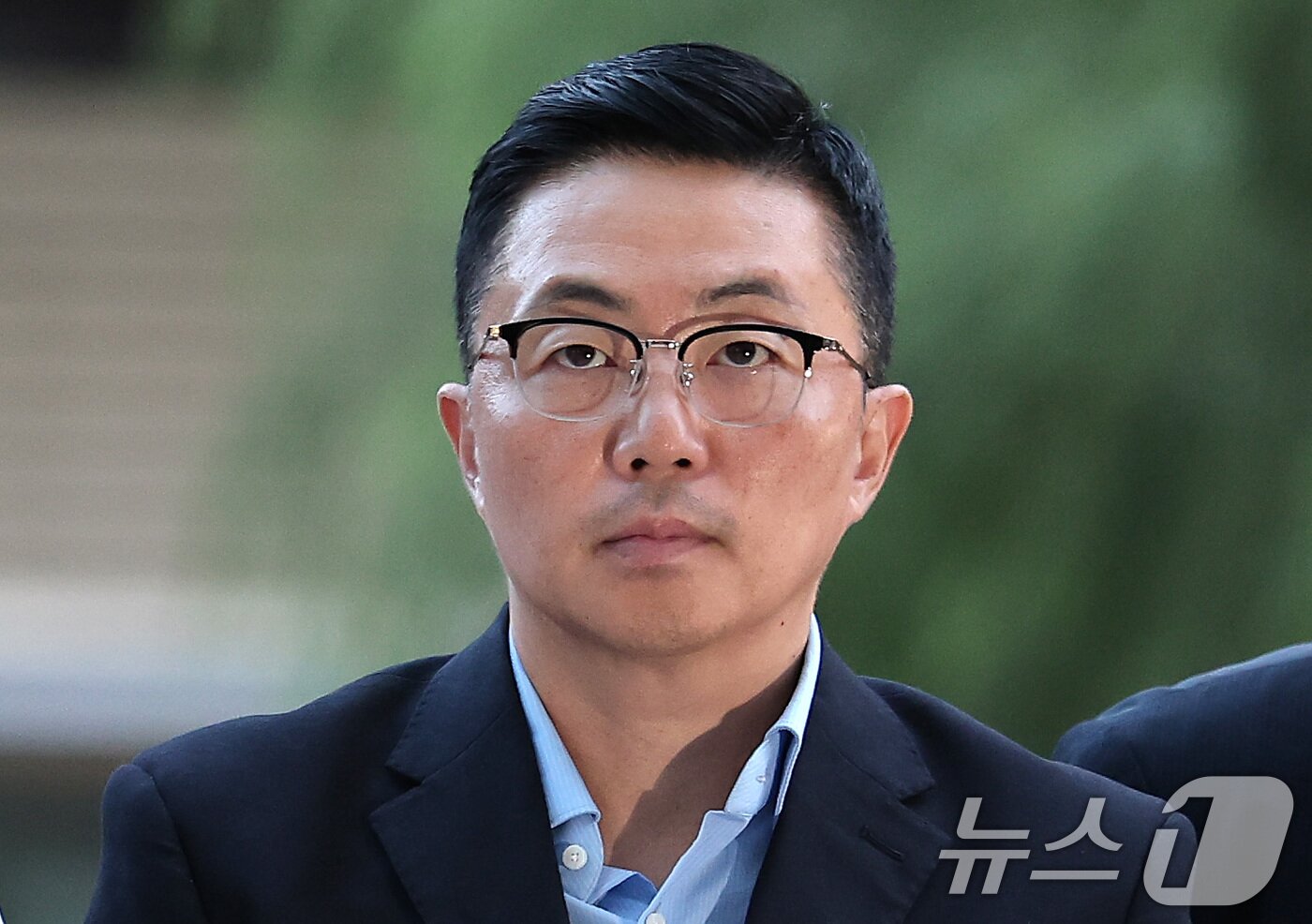 본문 이미지 - 김건희 여사 일가의 &#39;집사&#39;로 알려진 김예성 씨가 12일 인천국제공항에서 체포돼 서울 종로구에 마련된 김건희 특검팀&#40;특별검사 민중기&#41; 사무실로 조사를 받기 위해 출석하고 있다. 2025.8.12/뉴스1 ⓒ News1 김성진 기자