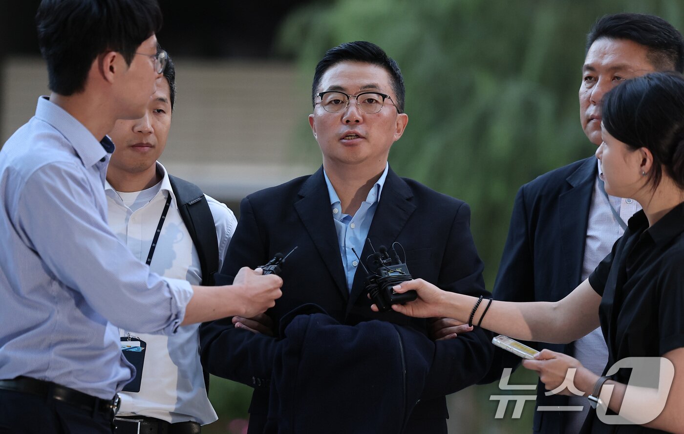 본문 이미지 - 김건희 여사 일가의 &#39;집사&#39;로 알려진 김예성 씨가 12일 인천국제공항에서 체포돼 서울 종로구에 마련된 김건희 특검팀&#40;특별검사 민중기&#41; 사무실로 조사를 받기 위해 출석하며 입장을 밝히고 있다. 2025.8.12/뉴스1 ⓒ News1 김성진 기자