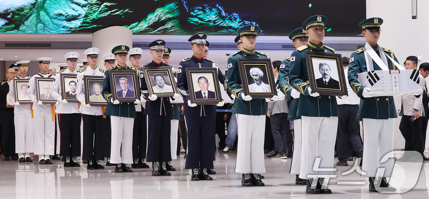 (인천공항=뉴스1) 박지혜 기자 = 국방부 의장대가 12일 인천국제공항 제2터미널 입국장에서 광복 80주년을 맞아 고국으로 돌아온 미국과 브라질, 캐나다 안장 독립유공자 유해 영접 …