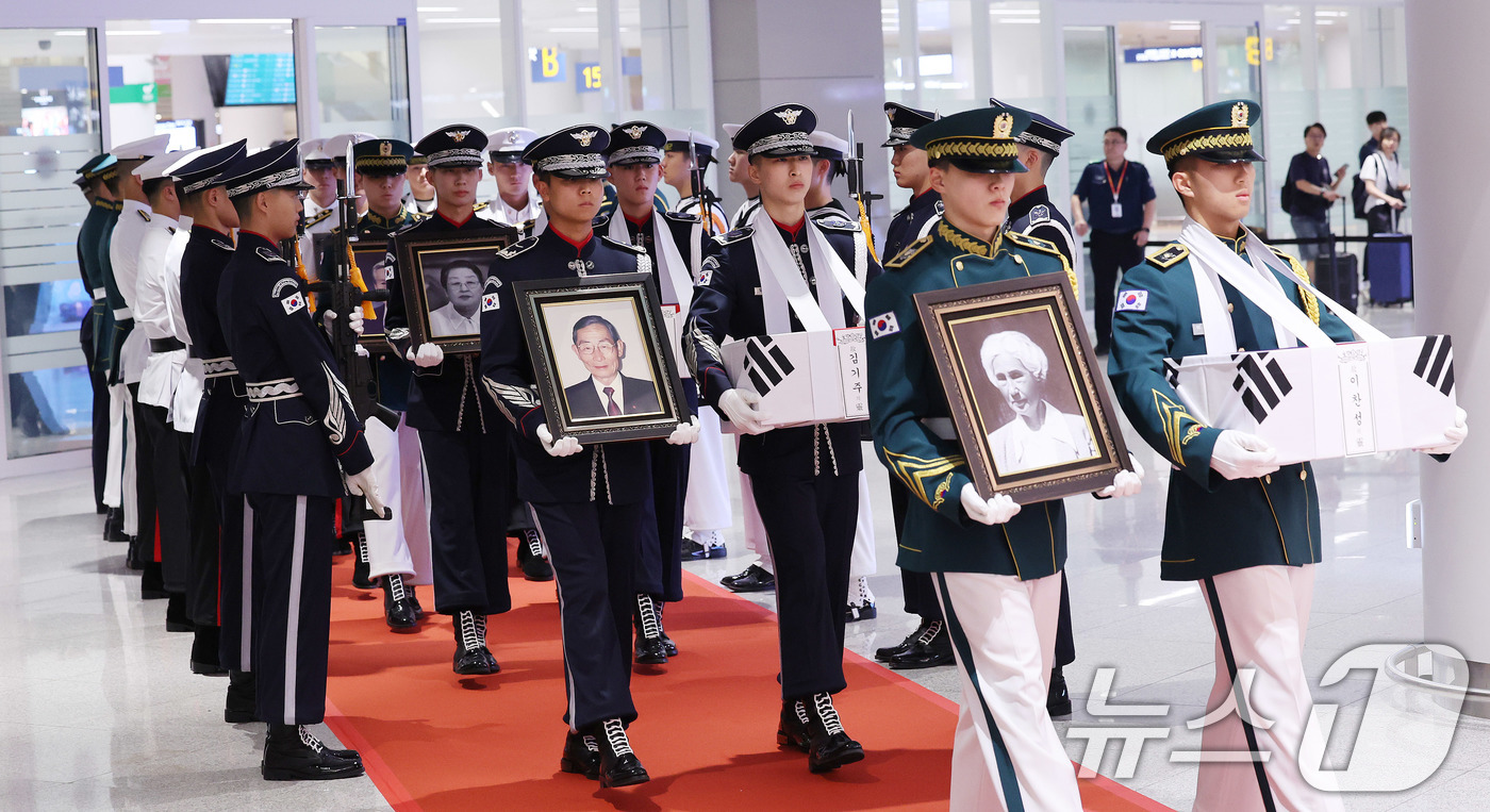(인천공항=뉴스1) 박지혜 기자 = 국방부 의장대가 12일 인천국제공항 제2터미널 입국장에서 광복 80주년을 맞아 고국으로 돌아온 미국과 브라질, 캐나다 안장 독립유공자 유해 영접 …