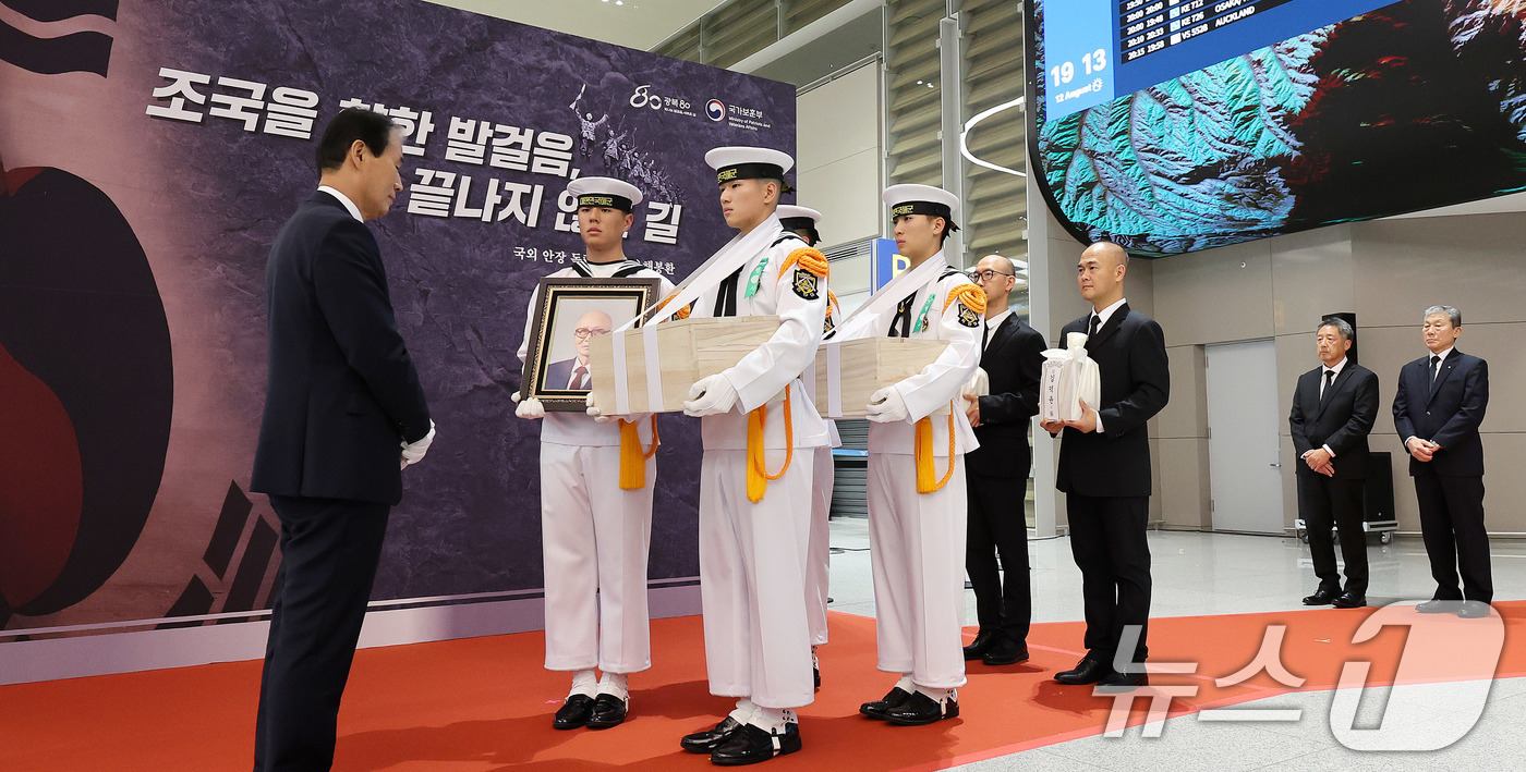 (인천공항=뉴스1) 박지혜 기자 = 권오을 국가보훈부 장관이 12일 인천국제공항 제2터미널 입국장에서 광복 80주년을 맞아 고국으로 돌아온 미국과 브라질, 캐나다 안장 독립유공자 …
