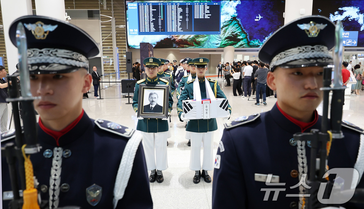 (인천공항=뉴스1) 박지혜 기자 = 국방부 의장대가 12일 인천국제공항 제2터미널 입국장에서 광복 80주년을 맞아 고국으로 돌아온 미국과 브라질, 캐나다 안장 독립유공자 유해 영접 …