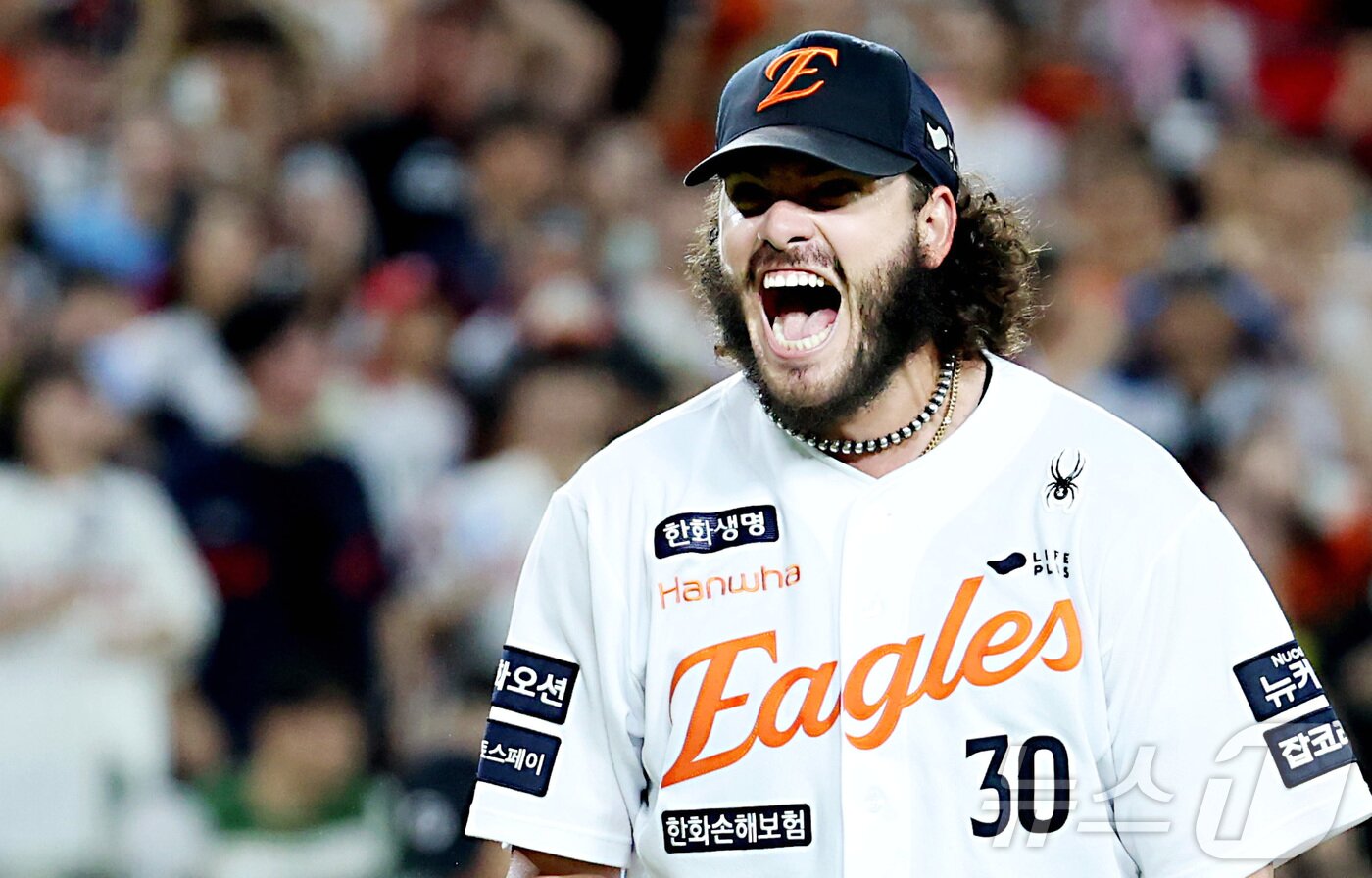 본문 이미지 - 12일 대전 한화생명볼파크에서 열린 프로야구 &#39;2025 신한 SOL 뱅크 KBO리그&#39; 한화이글스 대 롯데자이언츠 경기에서 한화 폰세가 5회 무실점 호투하며 마운드를 내려오고 있다. 2025.8.12/뉴스1 ⓒ News1 김기남 기자