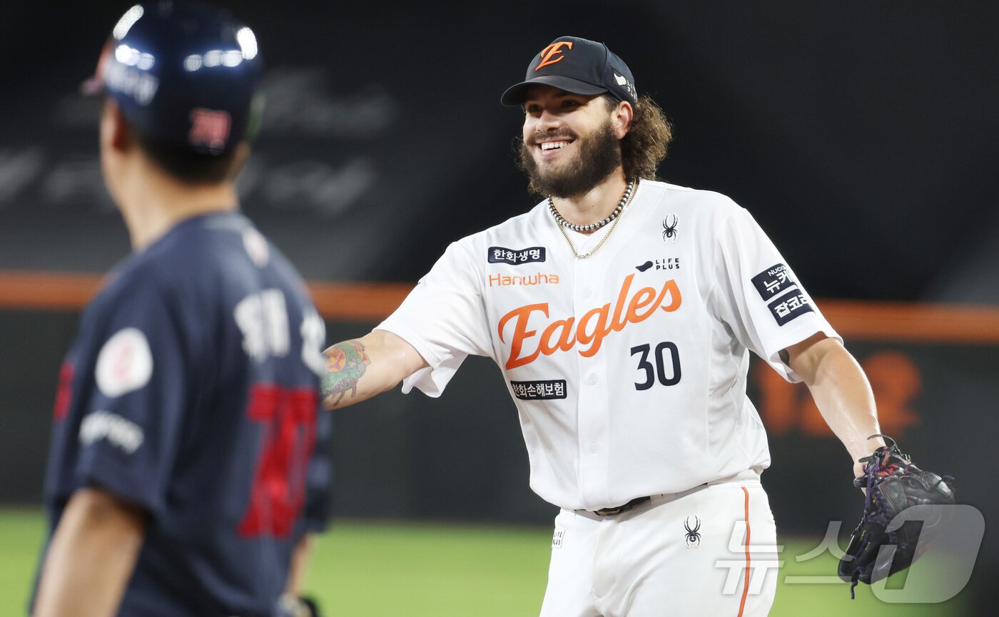 본문 이미지 - 12일 대전 한화생명볼파크에서 열린 프로야구 &#39;2025 신한 SOL 뱅크 KBO리그&#39; 한화이글스 대 롯데자이언츠 경기에서 한화 폰세가 5회 무실점 호투하며 웃음 짓고 있다. 2025.8.12/뉴스1 ⓒ News1 김기남 기자