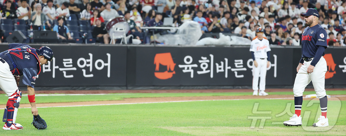 (대전=뉴스1) 김기남 기자 = 12일 대전 한화생명볼파크에서 열린 프로야구 '2025 신한 SOL 뱅크 KBO리그' 한화이글스 대 롯데자이언츠 경기에서 4회말 롯데 감보아가 한화 …