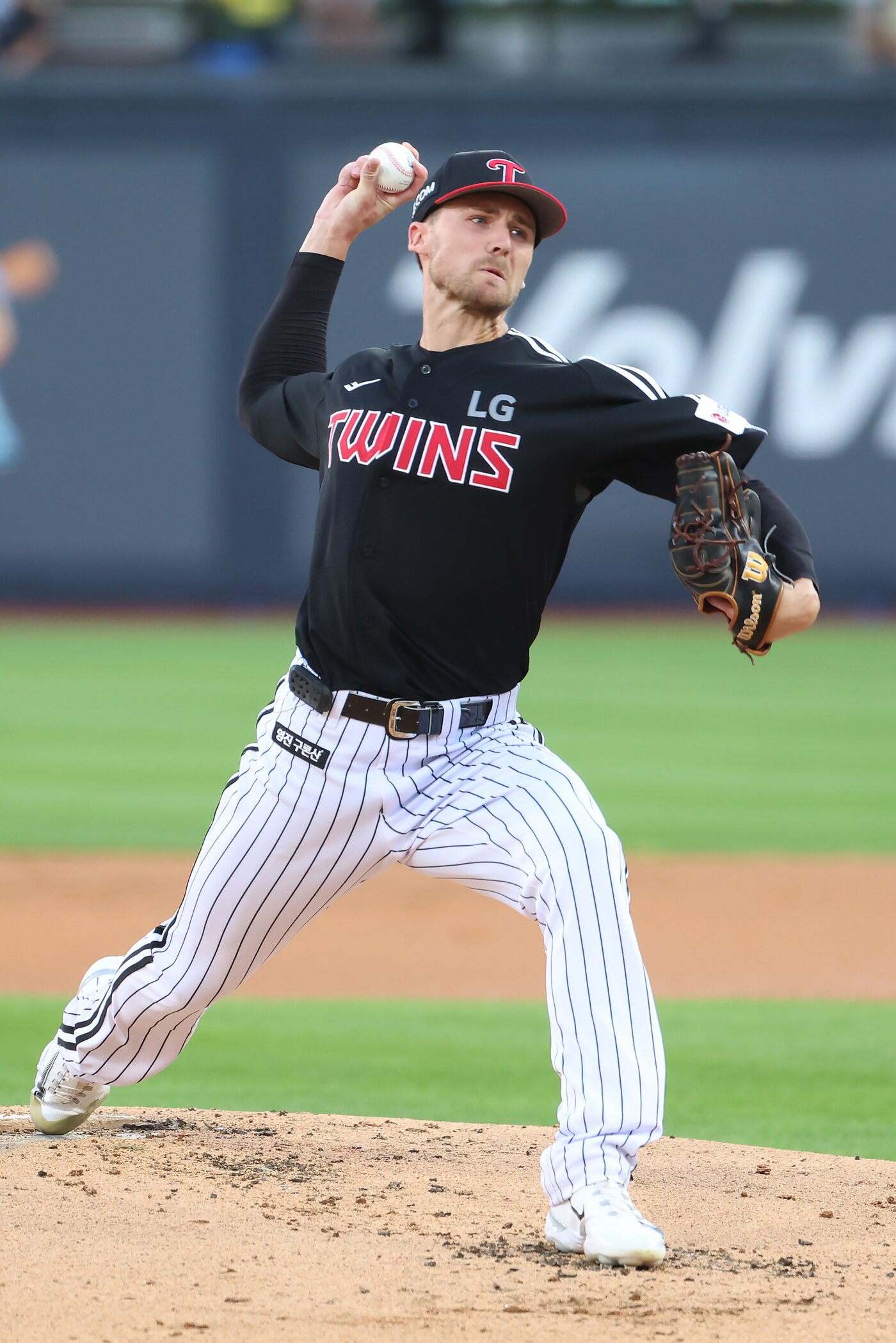 본문 이미지 - LG 트윈스 새 외국인 투수 앤더스 톨허스트가 12일 열린 KBO리그 수원 KT 위즈전에서 선발 등판해 역투하고 있다. &#40;LG 트윈스 제공&#41;