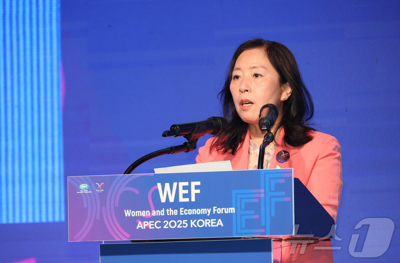 (서울=뉴스1) = 신영숙 여성가족부 장관 직무대행 차관이 12일 오후 인천시 경원재 바이 워커힐에서 열린 APEC 여성경제회의(WEF) 환송만찬에 참석해 만찬사를 하고 있다. ( …