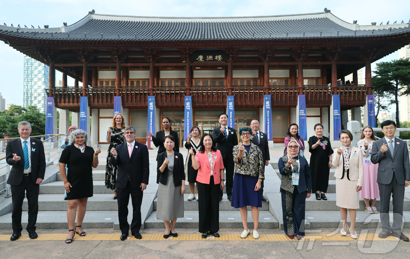 (서울=뉴스1) = 신영숙 여성가족부 장관 직무대행 차관이 12일 오후 인천시 경원재 바이 워커힐에서 APEC 여성경제회의(WEF)에 참석한 장관급 수석대표들과 함께 기념사진을 촬 …