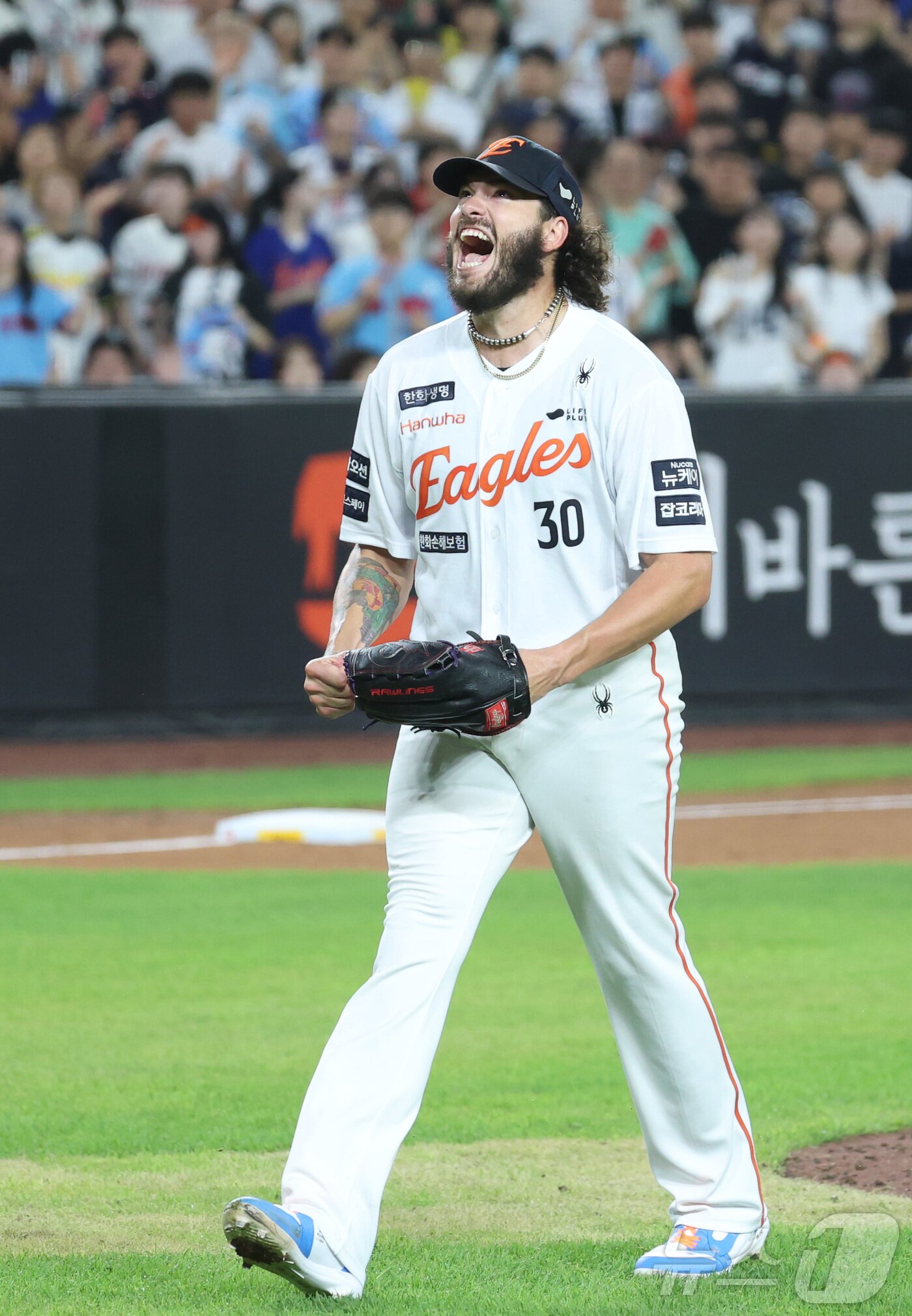 본문 이미지 - 12일 대전 한화생명볼파크에서 열린 프로야구 &#39;2025 신한 SOL 뱅크 KBO리그&#39; 한화이글스 대 롯데자이언츠 경기에서 한화 폰세가 6회 삼진을 잡으며 KBO 최소경기 200 탈삼진 기록을 세우며 포효하고 있다. 2025.8.12/뉴스1 ⓒ News1 김기남 기자