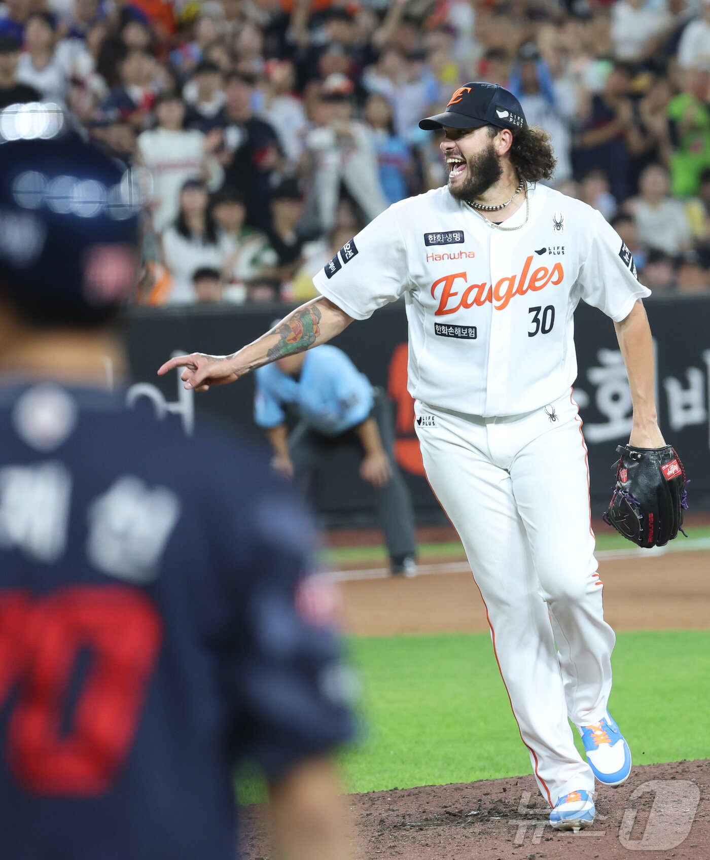 본문 이미지 - 12일 대전 한화생명볼파크에서 열린 프로야구 &#39;2025 신한 SOL 뱅크 KBO리그&#39; 한화이글스 대 롯데자이언츠 경기에서 한화 폰세가 6회 삼진을 잡으며 KBO 최소경기 200 탈삼진 기록을 세우며 포효하고 있다. 2025.8.12/뉴스1 ⓒ News1 김기남 기자
