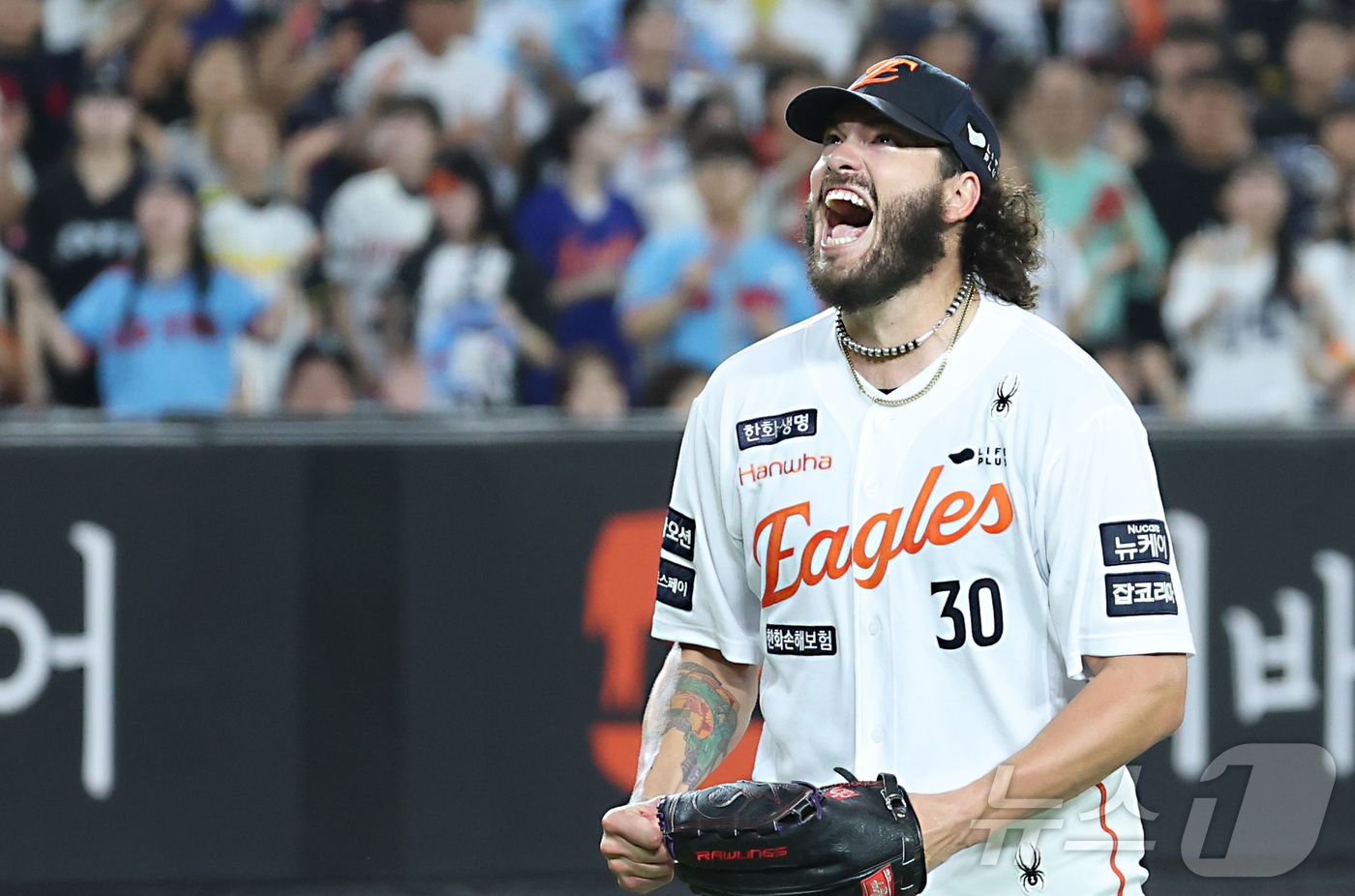 (대전=뉴스1) 김기남 기자 = 12일 대전 한화생명볼파크에서 열린 프로야구 '2025 신한 SOL 뱅크 KBO리그' 한화이글스 대 롯데자이언츠 경기에서 한화 폰세가 6회 삼진을 …