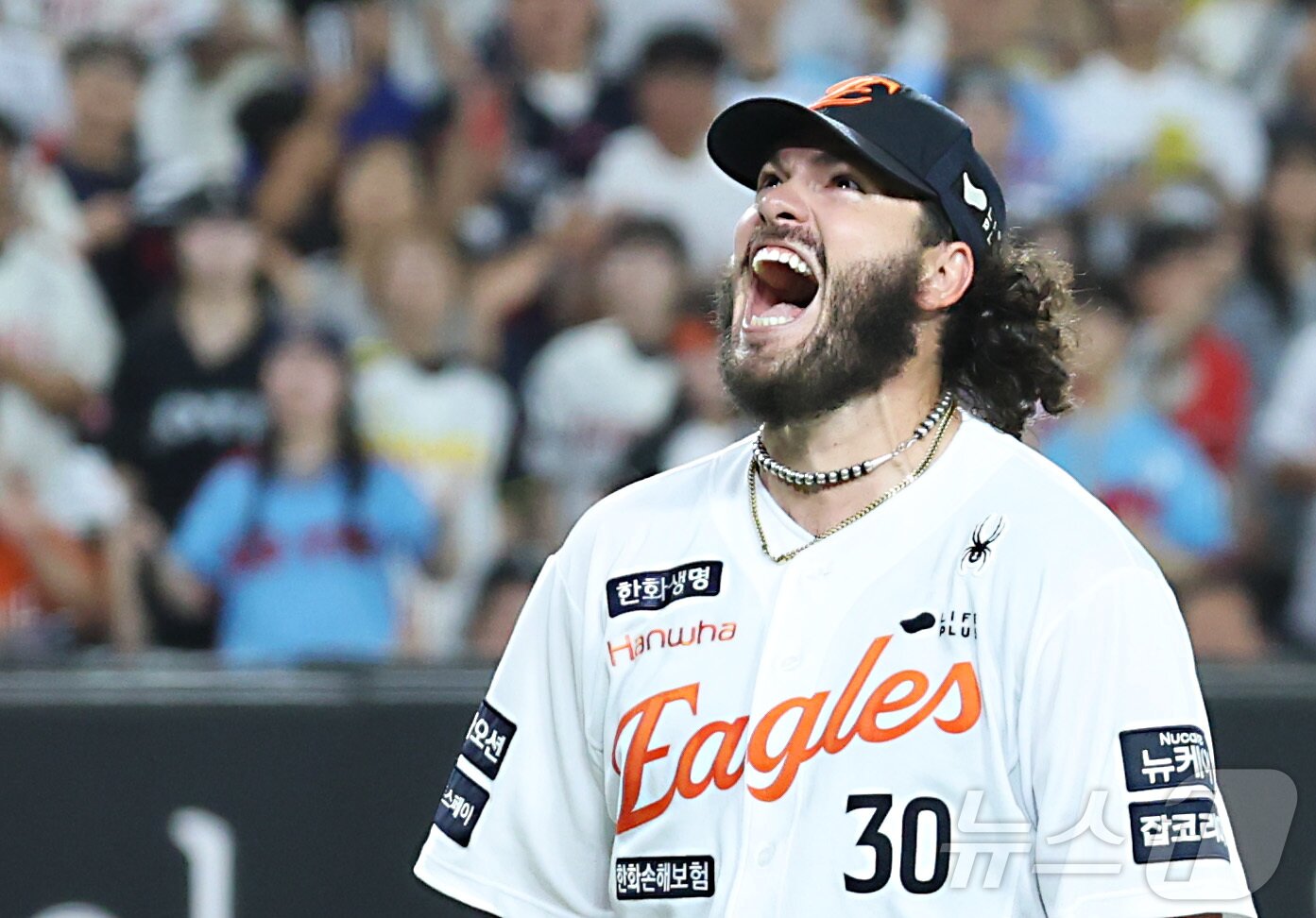 본문 이미지 - 12일 대전 한화생명볼파크에서 열린 프로야구 '2025 신한 SOL 뱅크 KBO리그' 한화이글스 대 롯데자이언츠 경기에서 한화 폰세가 6회 삼진을 잡으며 KBO 최소경기 200 탈삼진 기록을 세우며 포효하고 있다. 2025.8.12/뉴스1 ⓒ News1 김기남 기자