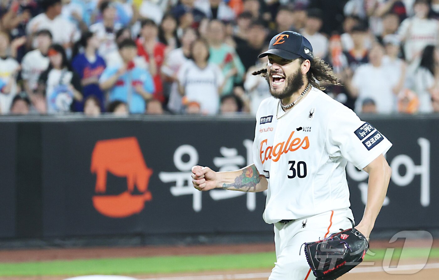 본문 이미지 - 12일 대전 한화생명볼파크에서 열린 프로야구 '2025 신한 SOL 뱅크 KBO리그' 한화이글스 대 롯데자이언츠 경기에서 한화 폰세가 6회 삼진을 잡으며 KBO 최소경기 200 탈삼진 기록을 세우며 포효하고 있다. 2025.8.12/뉴스1 ⓒ News1 김기남 기자