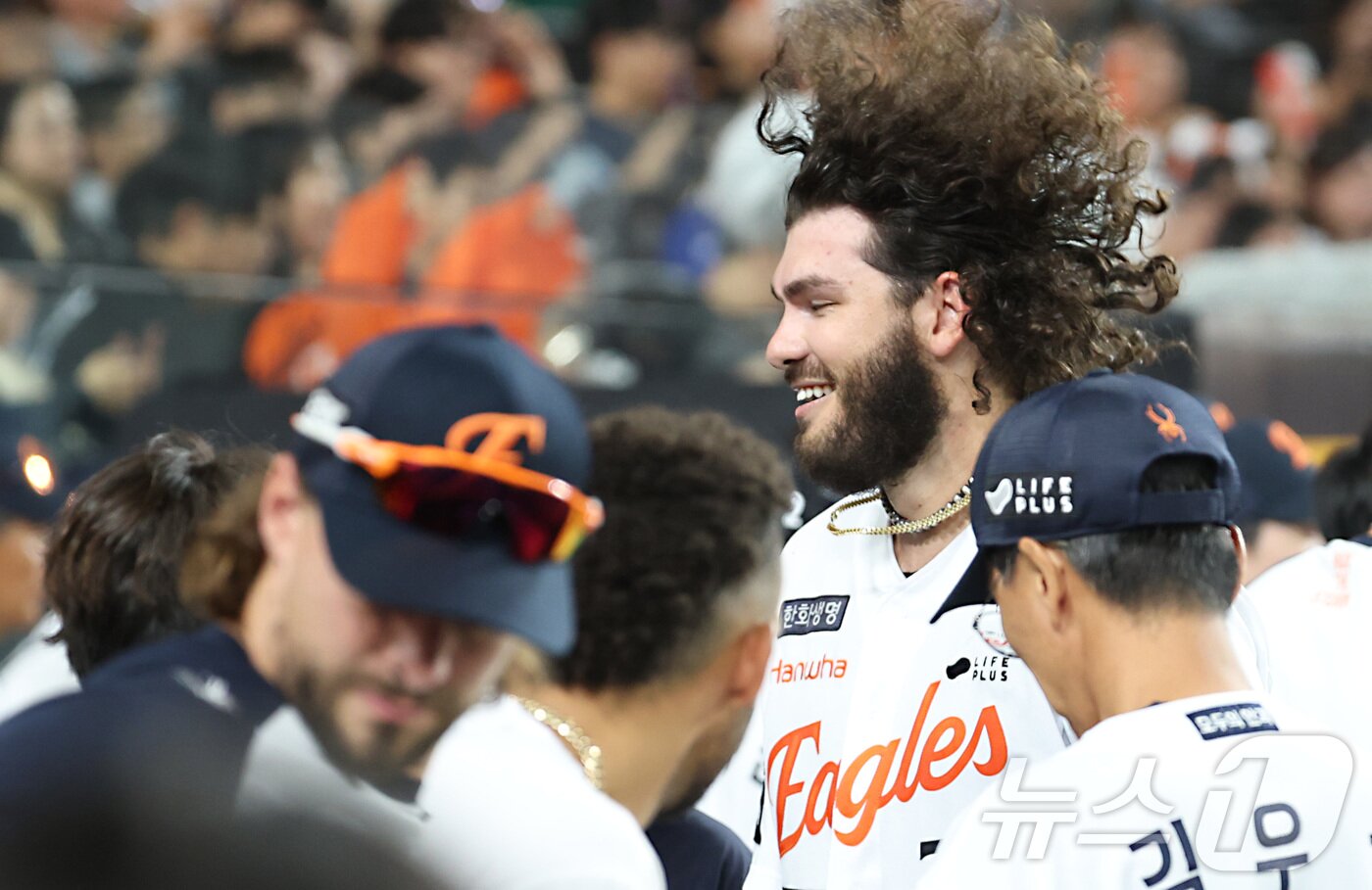 본문 이미지 - 12일 대전 한화생명볼파크에서 열린 프로야구 &#39;2025 신한 SOL 뱅크 KBO리그&#39; 한화이글스 대 롯데자이언츠 경기에서 한화 폰세가 6회 삼진을 잡으며 KBO 최소경기 200 탈삼진 기록한 뒤 7회 무실점 호투로 경기를 마무리, 동료들과 기뻐하고 있다. 2025.8.12/뉴스1 ⓒ News1 김기남 기자