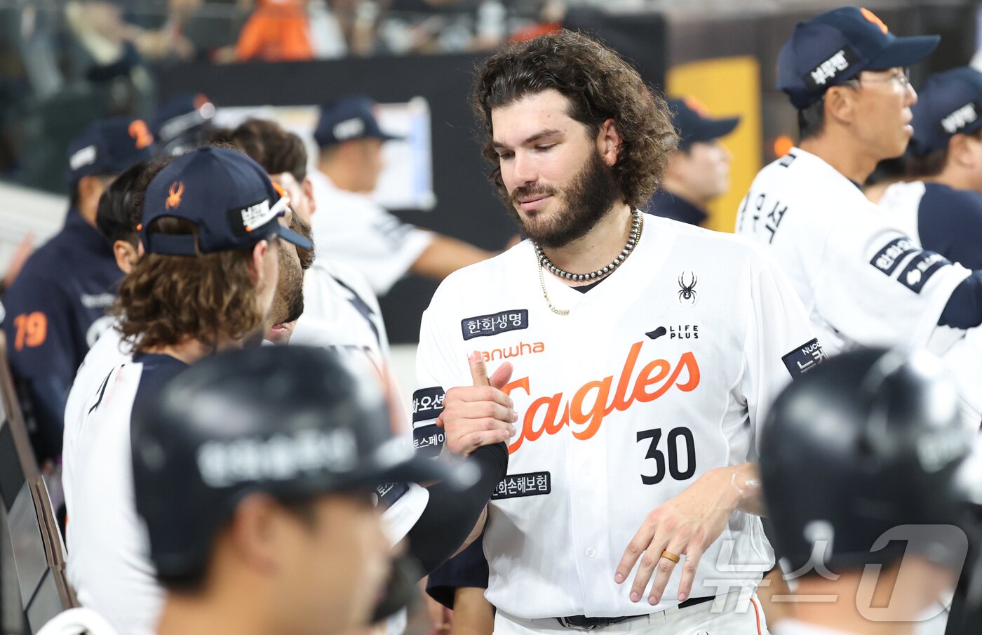 본문 이미지 - 12일 대전 한화생명볼파크에서 열린 프로야구 &#39;2025 신한 SOL 뱅크 KBO리그&#39; 한화이글스 대 롯데자이언츠 경기에서 한화 폰세가 6회 삼진을 잡으며 KBO 최소경기 200 탈삼진 기록한 뒤 7회 무실점 호투로 경기를 마무리 하고 있다. 2025.8.12/뉴스1 ⓒ News1 김기남 기자