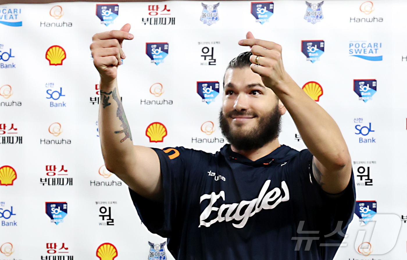 (대전=뉴스1) 김기남 기자 = 12일 대전 한화생명볼파크에서 열린 프로야구 '2025 신한 SOL 뱅크 KBO리그' 한화이글스 대 롯데자이언츠 경기에서 한화 폰세가 KBO 최소경 …