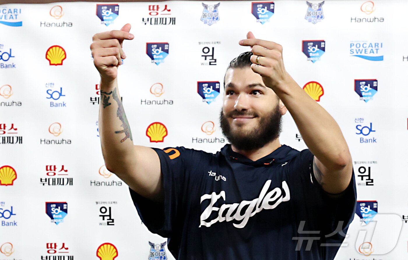본문 이미지 - 12일 대전 한화생명볼파크에서 열린 프로야구 &#39;2025 신한 SOL 뱅크 KBO리그&#39; 한화이글스 대 롯데자이언츠 경기에서 한화 폰세가 KBO 최소경기 200 탈삼진, 15숭을 거둔 뒤 팬들에게 인사하고 있다. 2025.8.12/뉴스1 ⓒ News1 김기남 기자