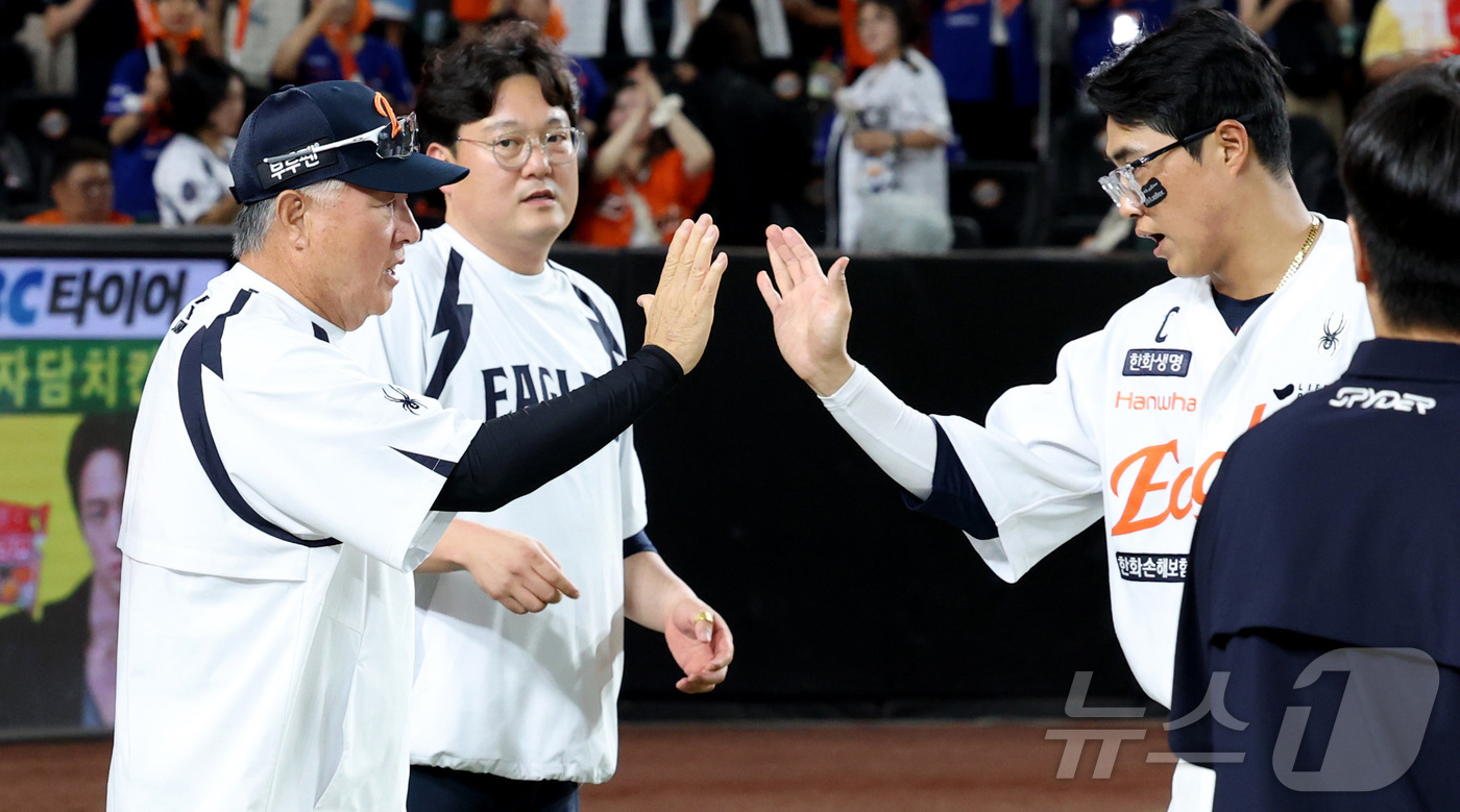 (대전=뉴스1) 김기남 기자 = 12일 대전 한화생명볼파크에서 열린 프로야구 '2025 신한 SOL 뱅크 KBO리그' 한화이글스 대 롯데자이언츠 경기에서 한화가 승리하며 김경문 감 …