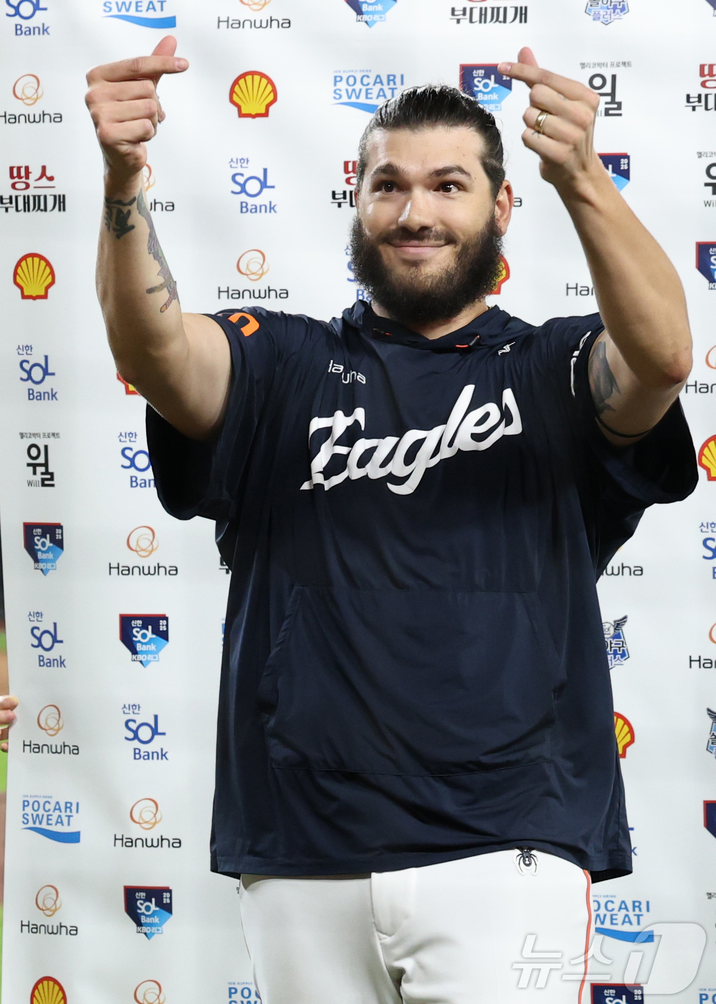 (대전=뉴스1) 김기남 기자 = 12일 대전 한화생명볼파크에서 열린 프로야구 '2025 신한 SOL 뱅크 KBO리그' 한화이글스 대 롯데자이언츠 경기에서 한화 폰세가 KBO 최소경 …