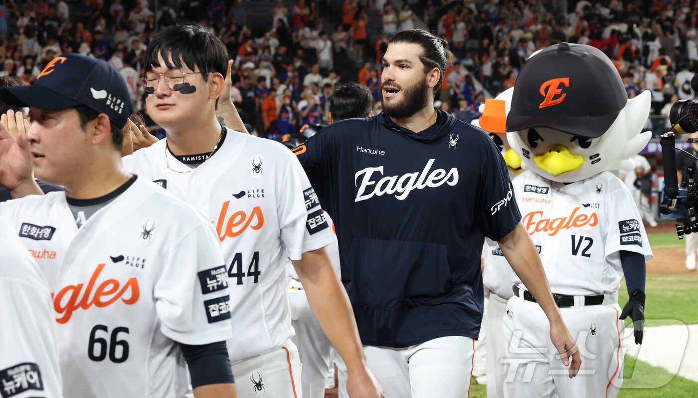 본문 이미지 - 12일 대전 한화생명볼파크에서 열린 프로야구 &#39;2025 신한 SOL 뱅크 KBO리그&#39; 한화이글스 대 롯데자이언츠 경기에서 한화 폰세가 KBO 최소경기 200 탈삼진 및 개막 15연숭을 거둔 뒤 동료들과 하이파이브를 하고 있다. 2025.8.12/뉴스1 ⓒ News1 김기남 기자