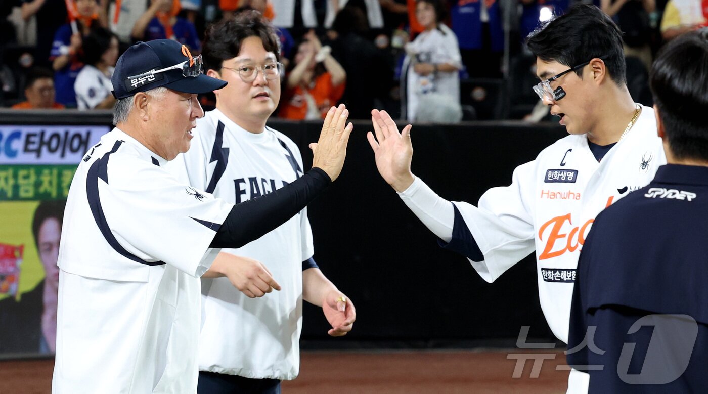 본문 이미지 - 12일 대전 한화생명볼파크에서 열린 프로야구 '2025 신한 SOL 뱅크 KBO리그' 한화이글스 대 롯데자이언츠 경기에서 한화가 승리하며 김경문 감독이 통산 1천승을 거두며 선수들과 하이파이브를 하고 있다. 2025.8.12/뉴스1 ⓒ News1 김기남 기자