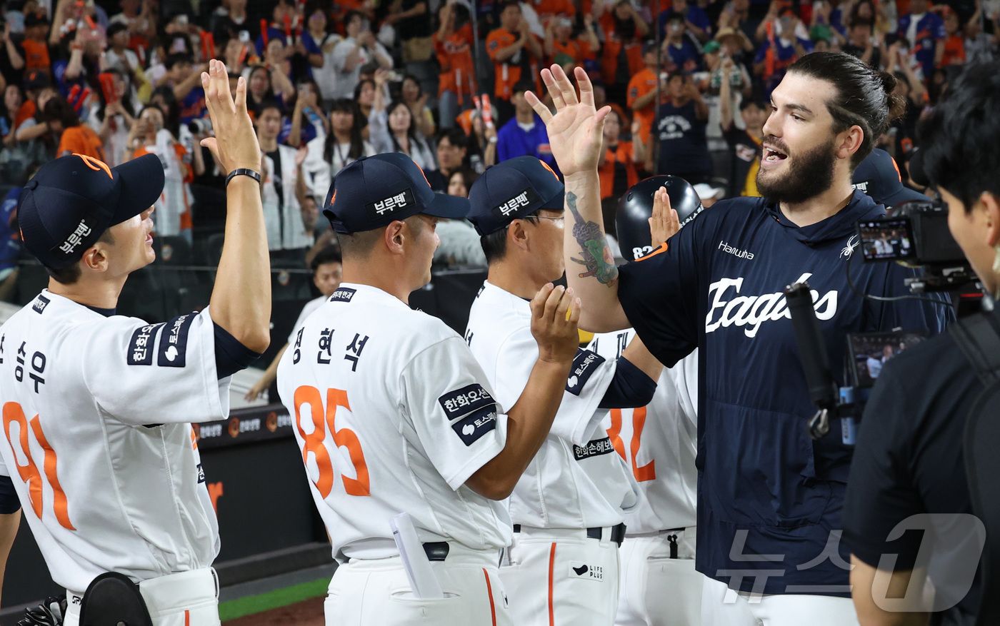 (대전=뉴스1) 김기남 기자 = 12일 대전 한화생명볼파크에서 열린 프로야구 '2025 신한 SOL 뱅크 KBO리그' 한화이글스 대 롯데자이언츠 경기에서 한화 폰세가 KBO 최소경 …