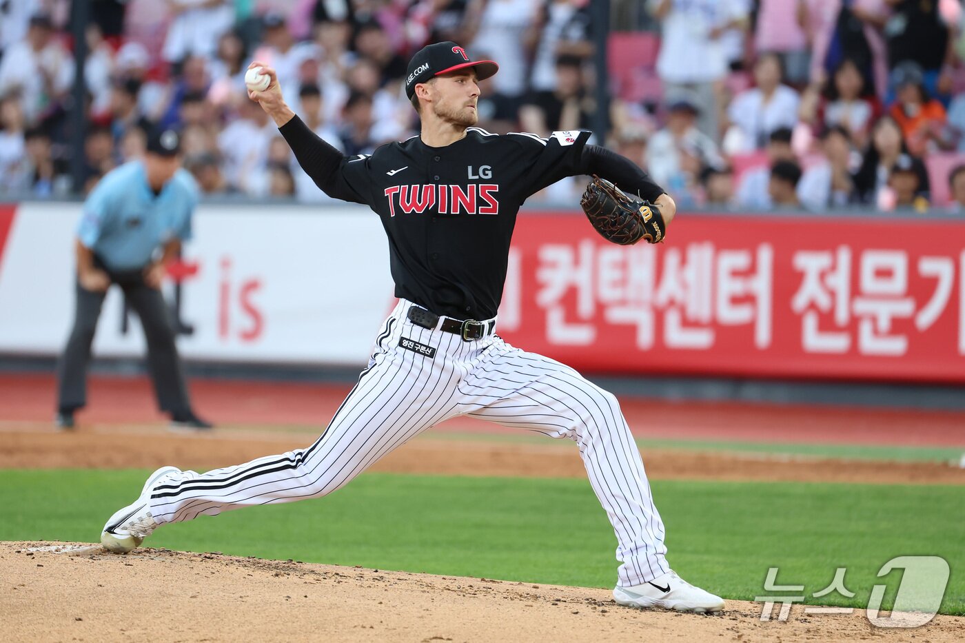 본문 이미지 - LG 트윈스 새 외국인 투수 앤더스 톨허스트가 12일 열린 KBO리그 수원 KT 위즈전에서 7이닝 2피안타 7탈삼진 무실점 호투를 펼쳤다. &#40;LG 트윈스 제공&#41;