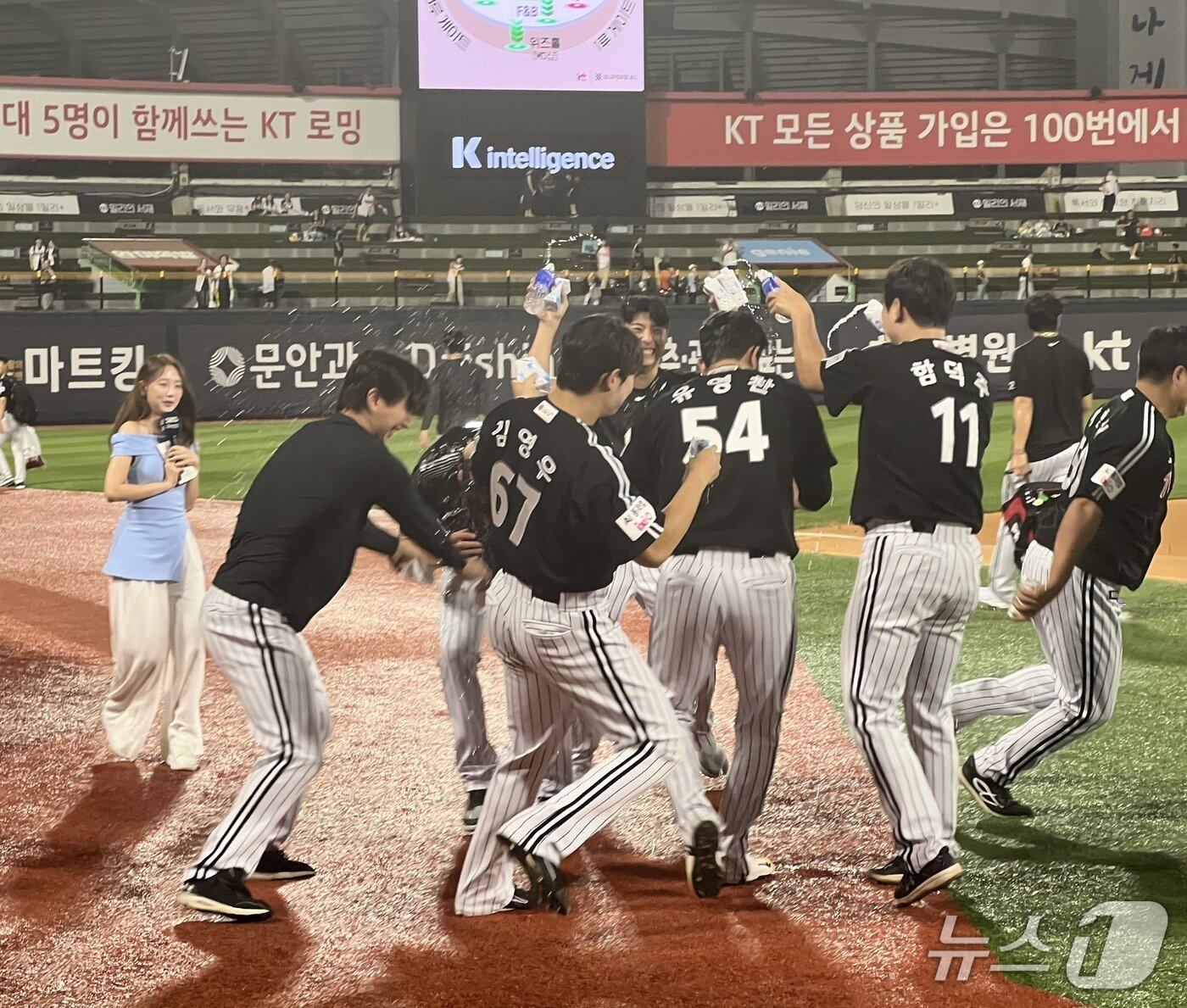 본문 이미지 - LG 트윈스 새 외국인 투수 앤더스 톨허스트가 12일 열린 KBO리그 수원 KT 위즈전에서 첫 승을 따낸 뒤 동료들로부터 축하를 받고 있다. 2025.8.12/뉴스1 ⓒ News1 이상철 기자