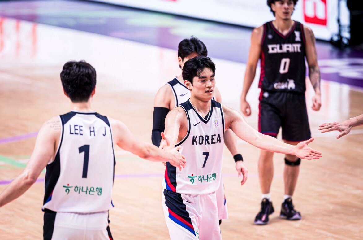 본문 이미지 - 한국 남자 농구대표팀이 괌을 꺾고 아시아컵 8강에 진출했다.&#40;FIBA 제공&#41;