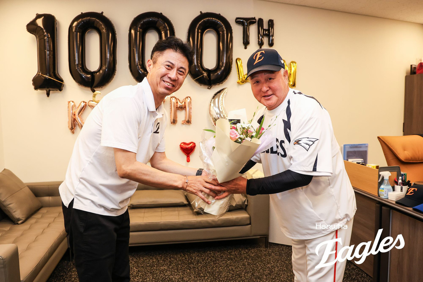 (서울=뉴스1) = 김경문 한화 이글스 감독이 12일 대전 한화생명볼파크에서 열린 '2025 신한 SOL 뱅크 KBO리그' 한화이글스 대 롯데자이언츠 경기에서 2-0으로 승리를 거 …