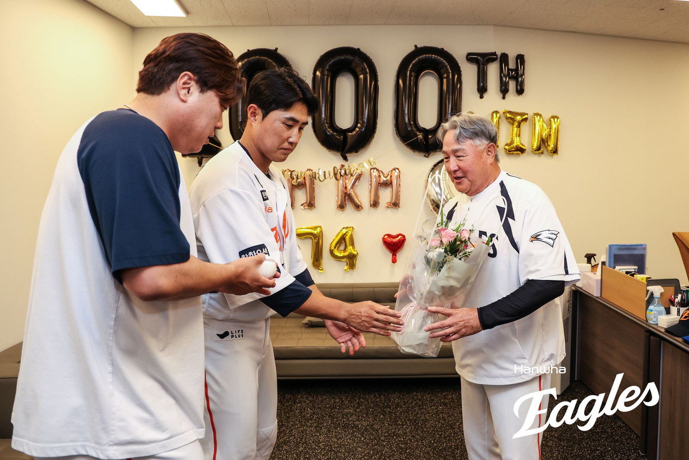 (서울=뉴스1) = 김경문 한화 이글스 감독이 12일 대전 한화생명볼파크에서 열린 '2025 신한 SOL 뱅크 KBO리그' 한화이글스 대 롯데자이언츠 경기에서 2-0으로 승리를 거 …