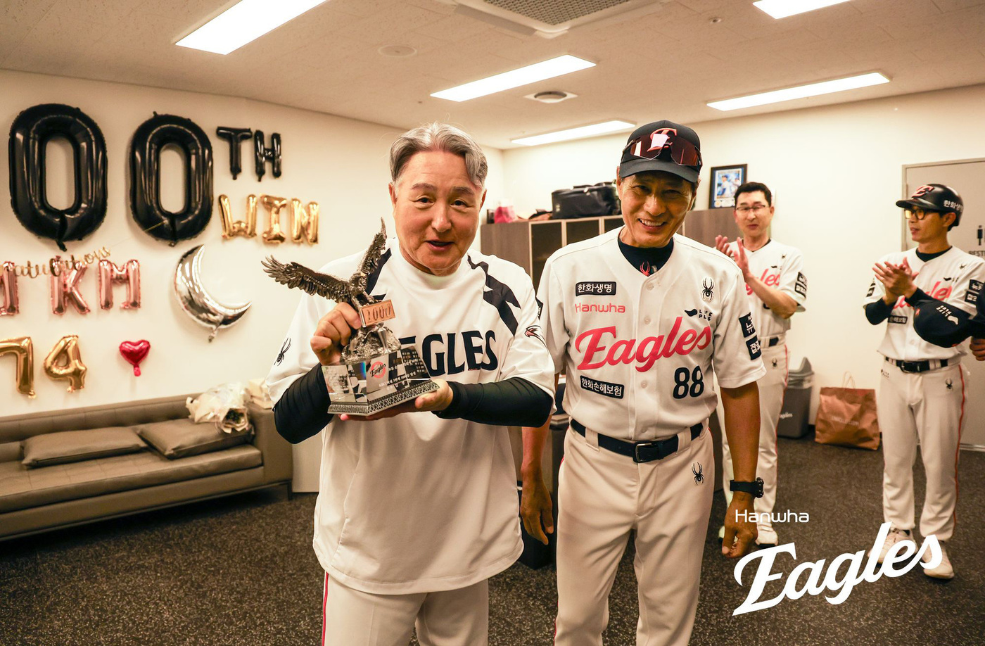 (서울=뉴스1) = 김경문 한화 이글스 감독이 12일 대전 한화생명볼파크에서 열린 '2025 신한 SOL 뱅크 KBO리그' 한화이글스 대 롯데자이언츠 경기에서 2-0으로 승리를 거 …