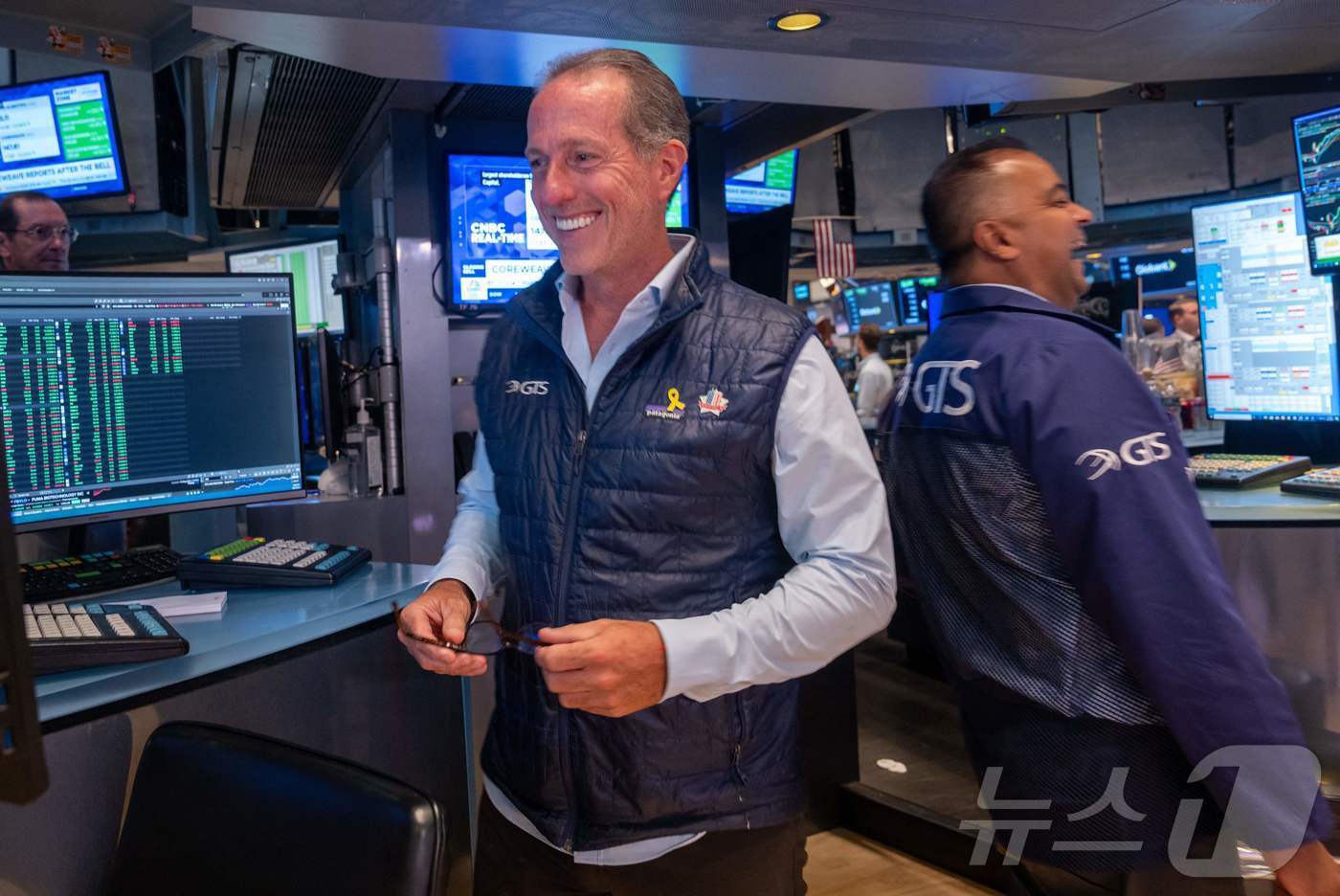 본문 이미지 - 사상 최고치 경신에 기뻐하는 NYSE 트레이더들. ⓒ AFP=뉴스1