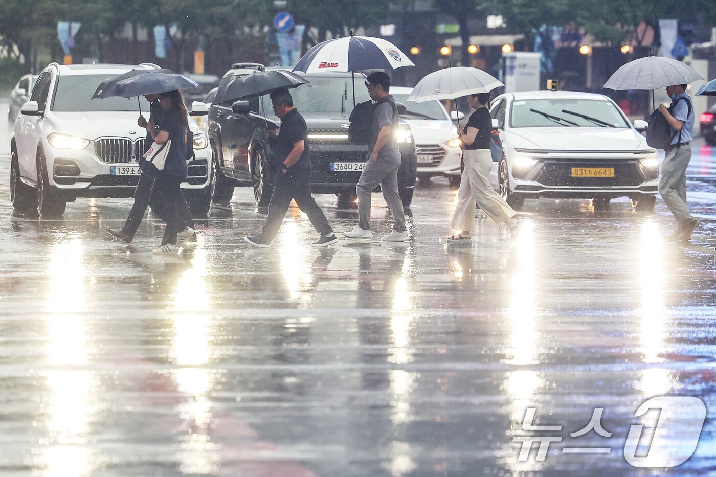 본문 이미지 - 서울에 호우주의보가 내린 13일 서울 종로구 광화문네거리에서 우산을 쓴 시민들이 출근길 발걸음을 재촉하고 있다. 2025.8.13/뉴스1 ⓒ News1 민경석 기자