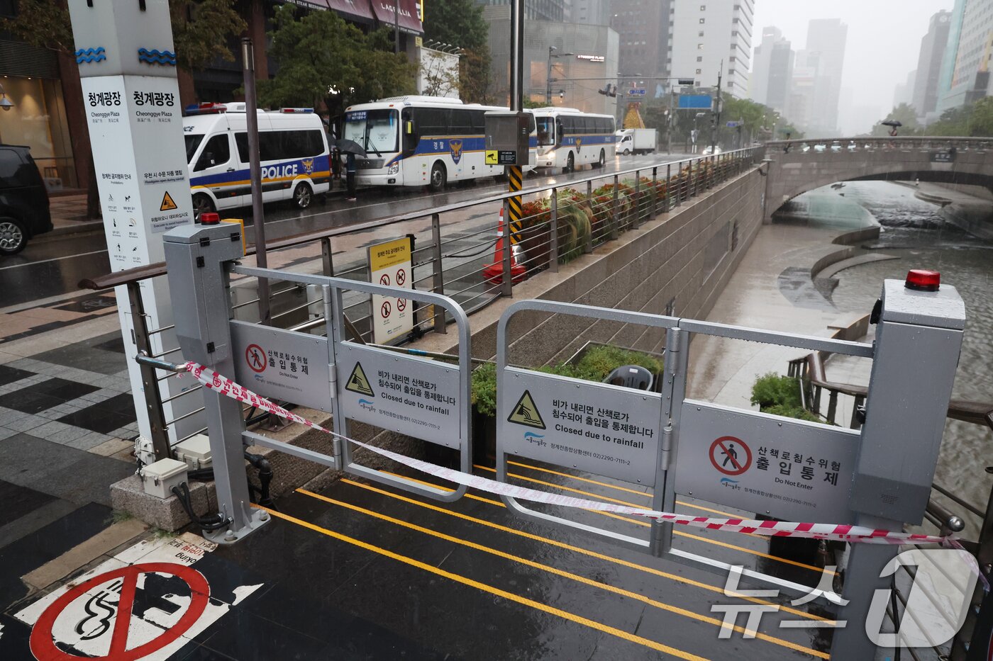 본문 이미지 - 서울에 호우주의보가 발효된 13일 서울 중구 청계천 출입이 통제되고 있다. 2025.8.13/뉴스1 ⓒ News1 민경석 기자