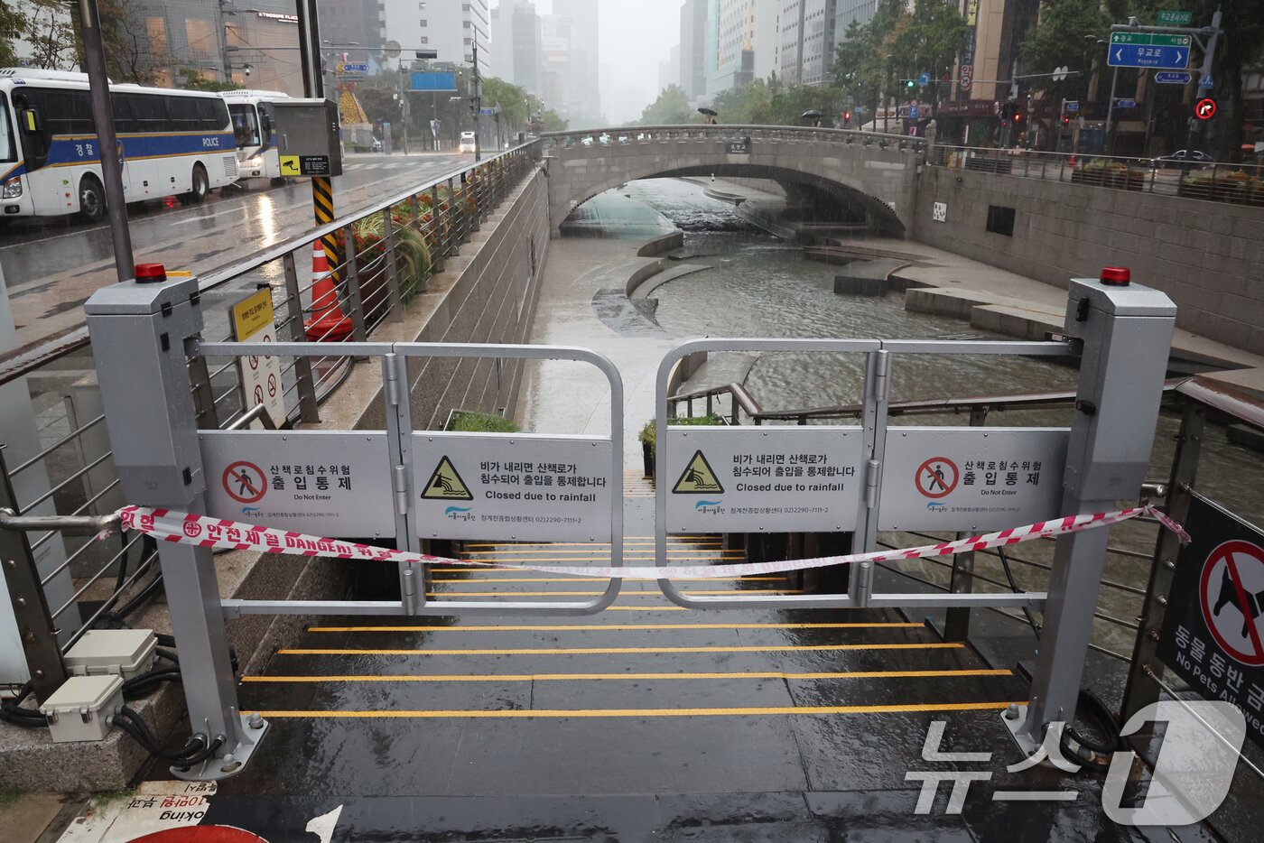 본문 이미지 - 서울에 호우주의보가 내린 13일 서울 중구 청계천 출입이 통제되고 있다. 2025.8.13/뉴스1 ⓒ News1 민경석 기자