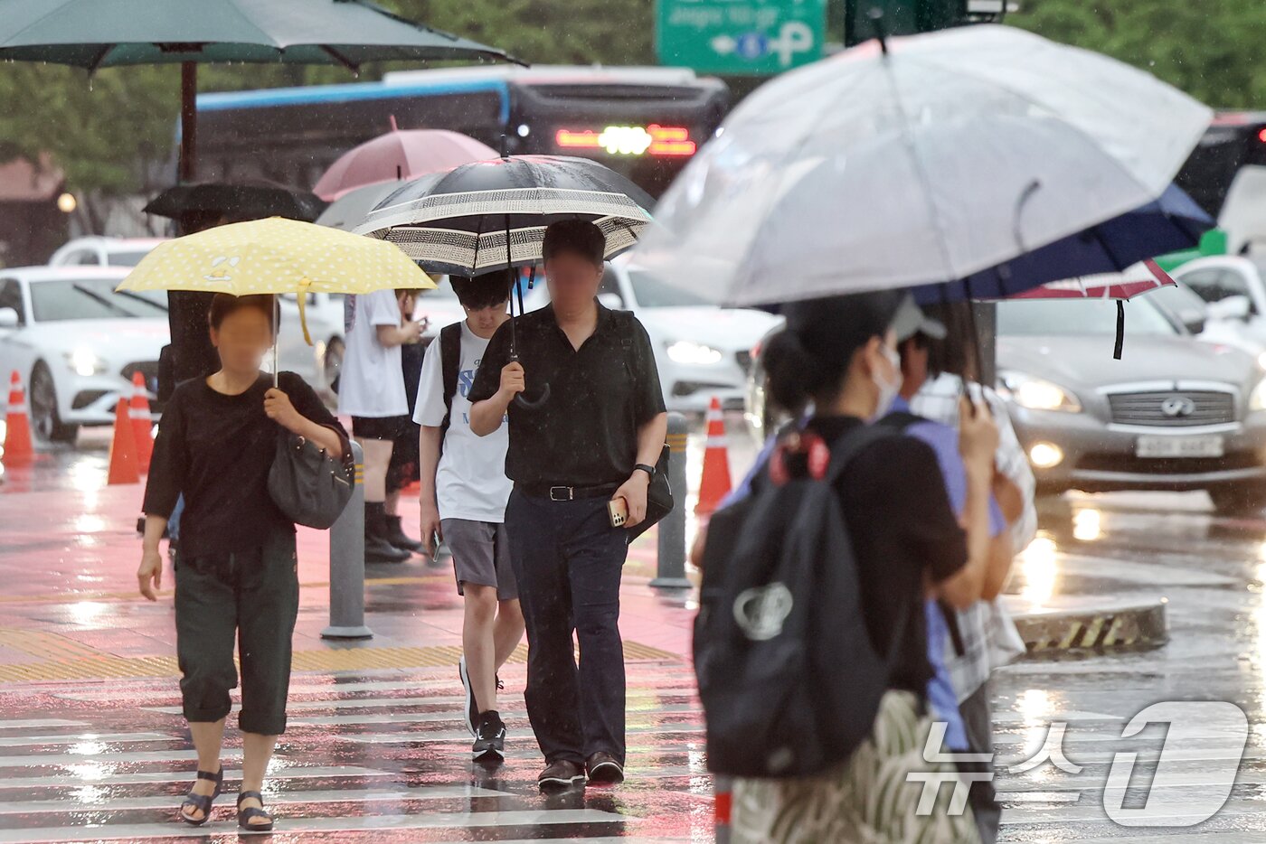 본문 이미지 - 서울에 호우주의보가 내린 13일 서울 종로구 광화문네거리에서 우산을 쓴 시민들이 출근길 발걸음을 재촉하고 있다. 2025.8.13/뉴스1 ⓒ News1 민경석 기자