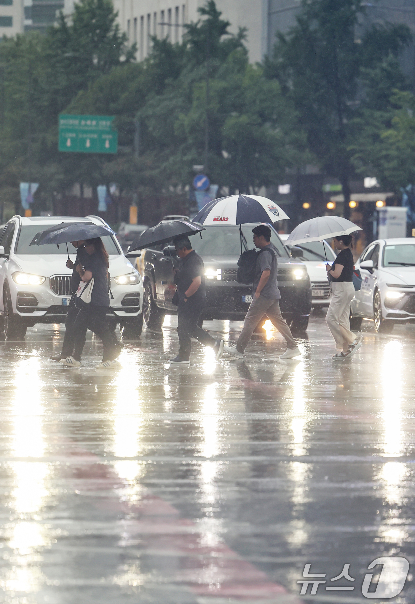 (서울=뉴스1) 민경석 기자 = 서울 지역에 호우주의보가 발령된 13일 서울 종로구 광화문네거리에서 우산을 쓴 시민들이 출근길 발걸음을 재촉하고 있다. 2025.8.13/뉴스1